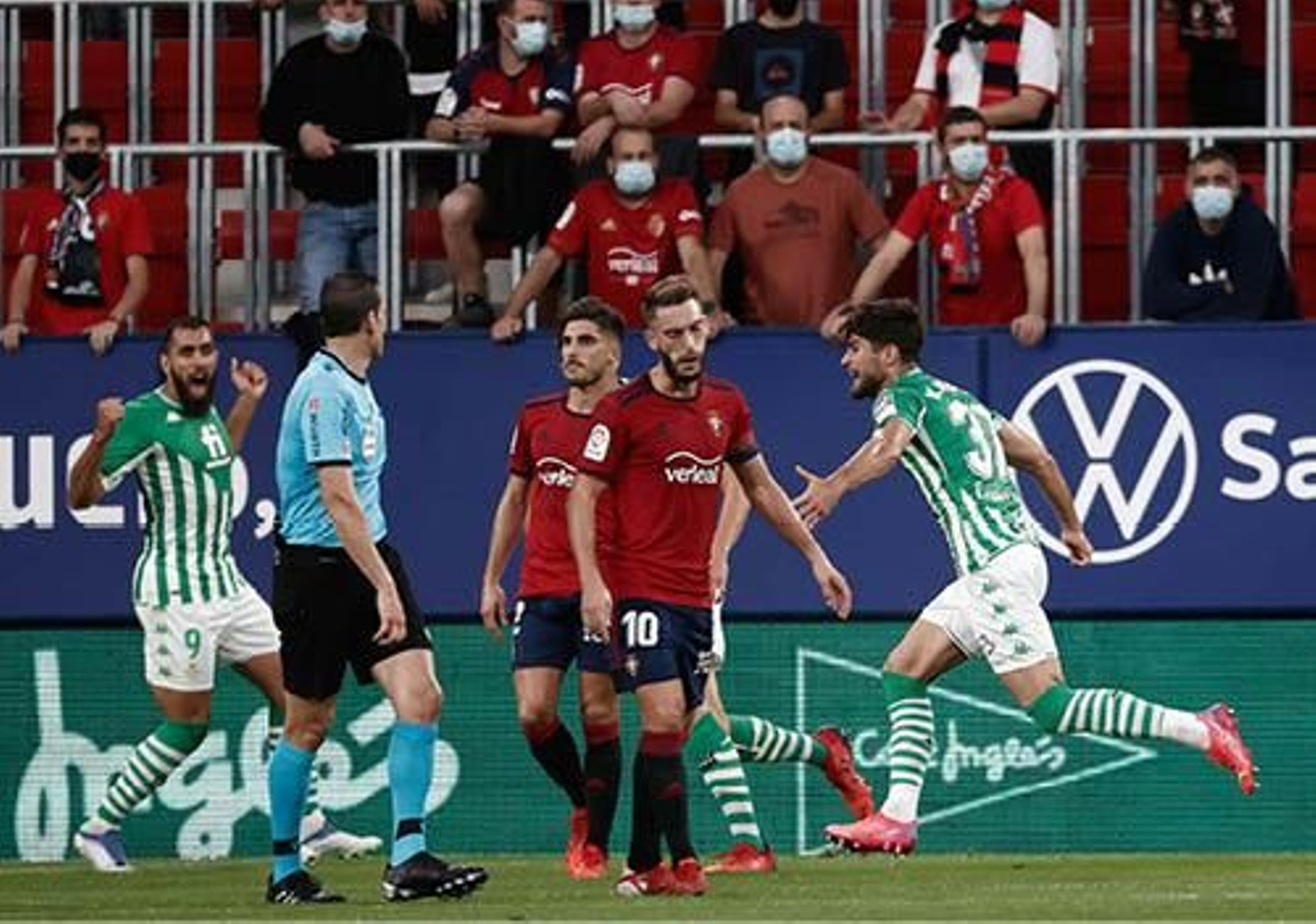 Kike Hermoso (d) celebra su gol con el excéltico Borja Iglesias.