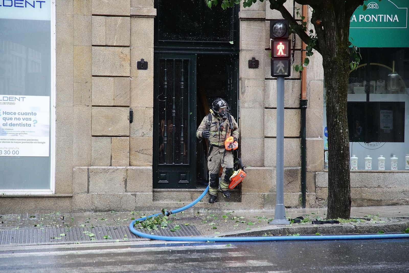 Galería | Así fue el voraz fuego que calcinó un edificio en A Ponte, en imágenes