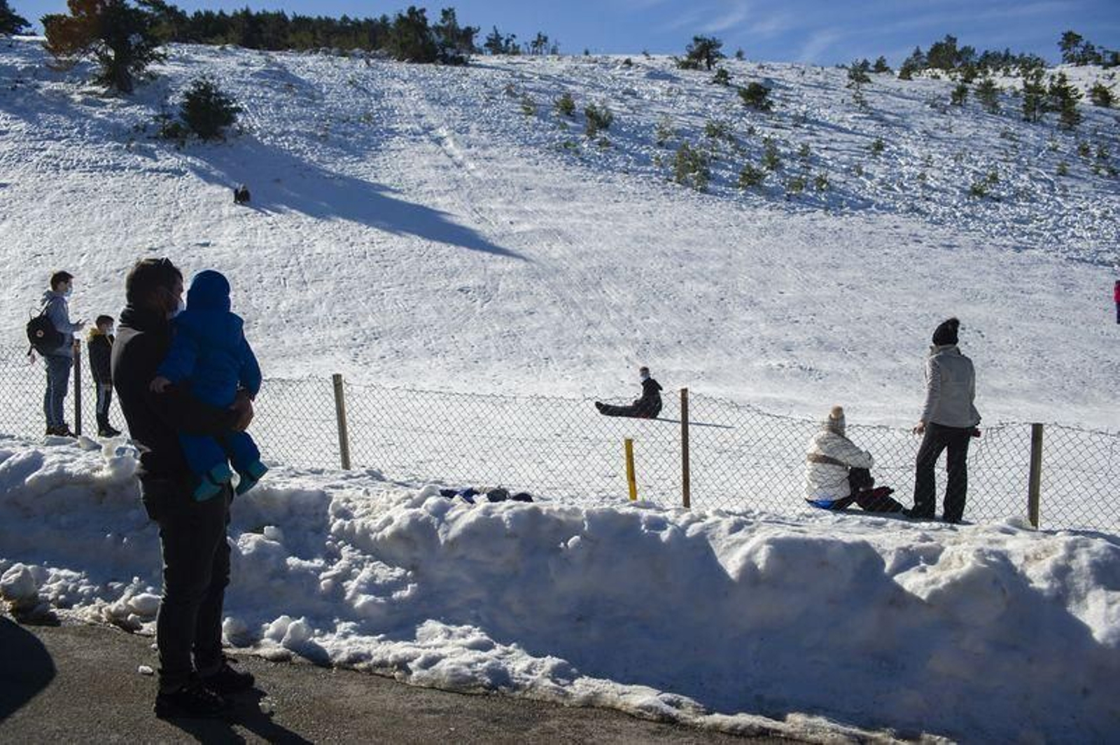 La nieve sigue atrayendo a familias ourensanas a Manzaneda (MARTIÑO PINAL)