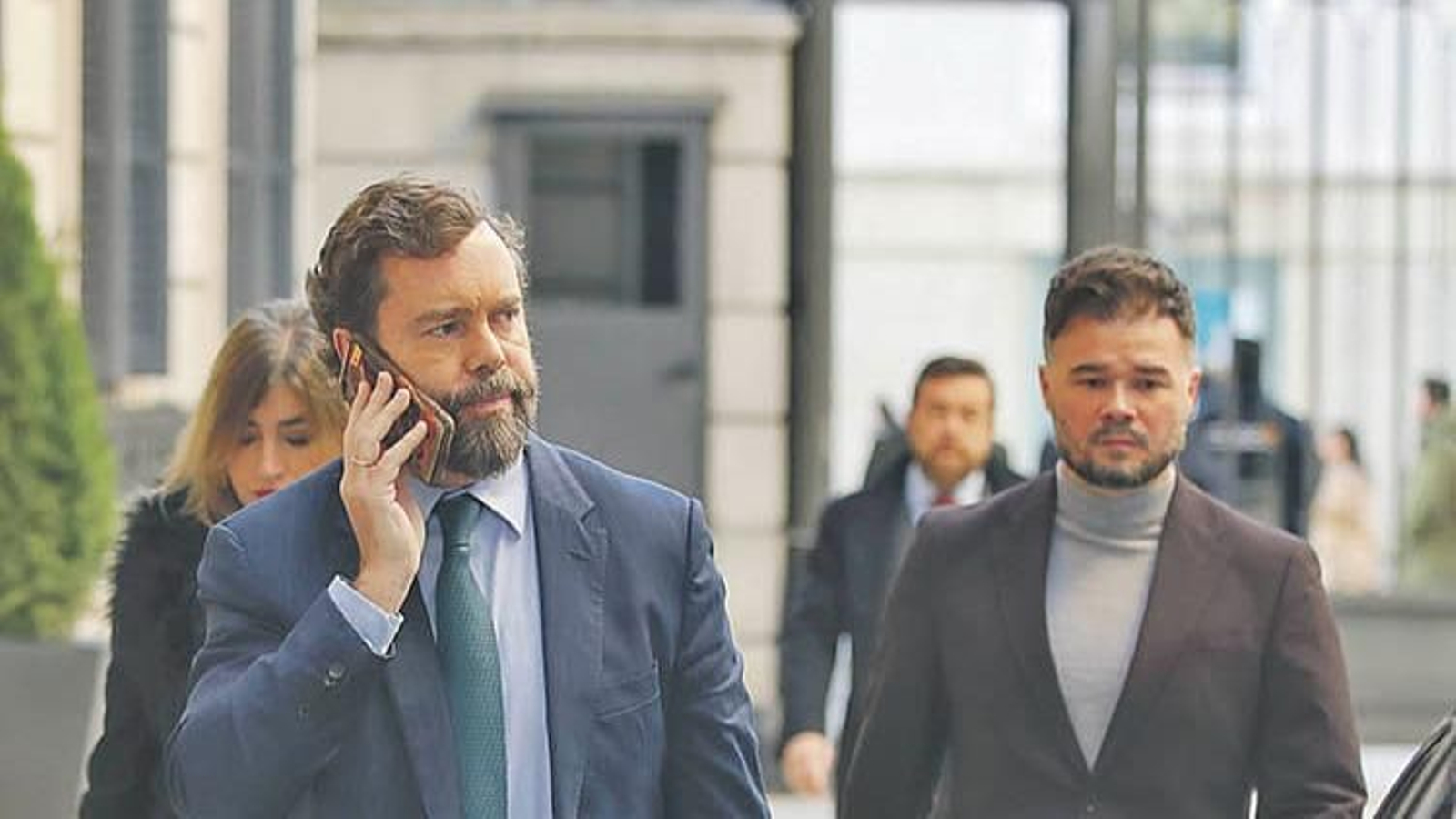 Espinosa de los Monteros y Rufián, portavoces de Vox y ERC, ante el Congreso. J.C. HIDALGO
