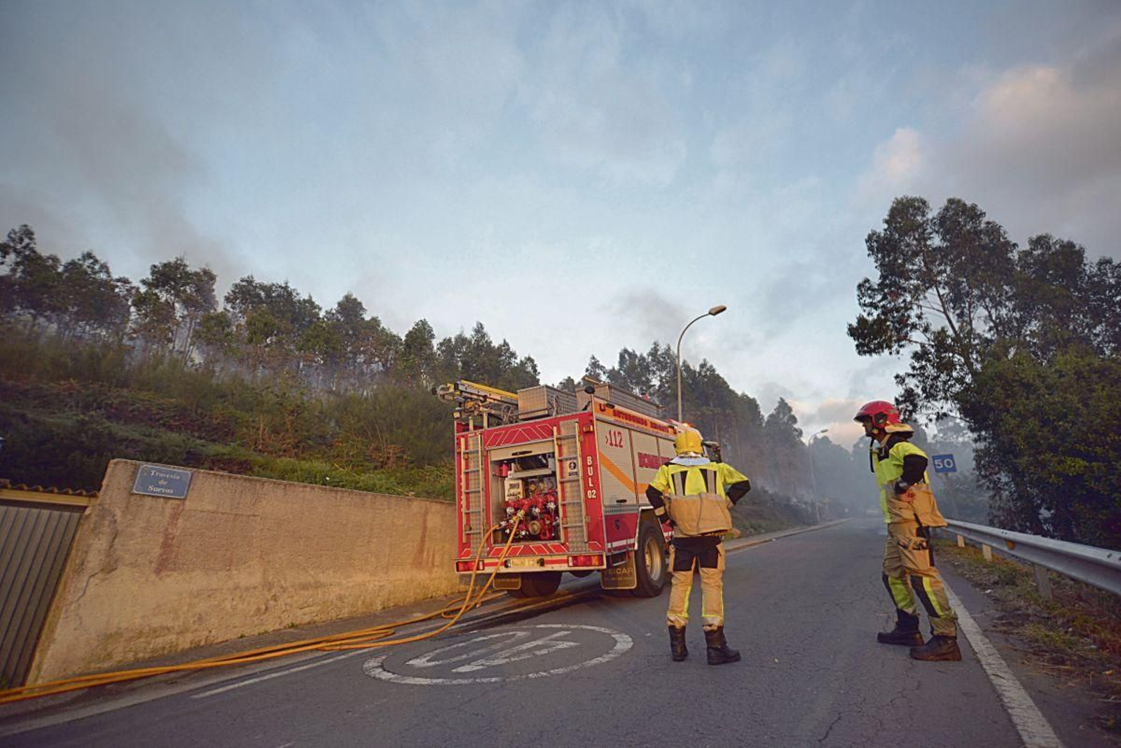 Un equipo de bomberos trabaja en la extinción de un incendio en Arteixo.