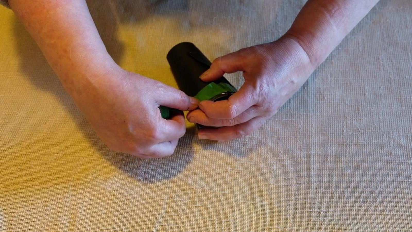 Cando teñas o círculo co debuxo que máis che gusta, xa só terás que fixalo contra a cartolina. Fai uns pequenos cortes na marxe que deixaches para que sexa máis fácil darlle ó plástico a forma cilíndrica. Se o tes ben fixado, xa podes poñerlle cinta adhesiva ou unha goma para poder cambiar de proxección con facilidade.