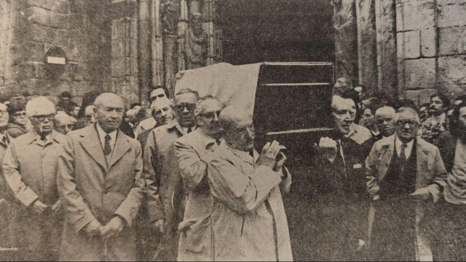 El féretro de don Ramón Otero Pedrayo sale a hombros de la Catedral de Orense.