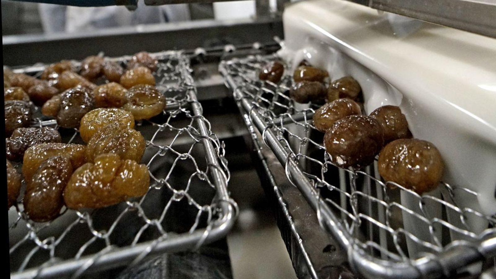 Elaboración de marron glacé en Cuevas y Cía.