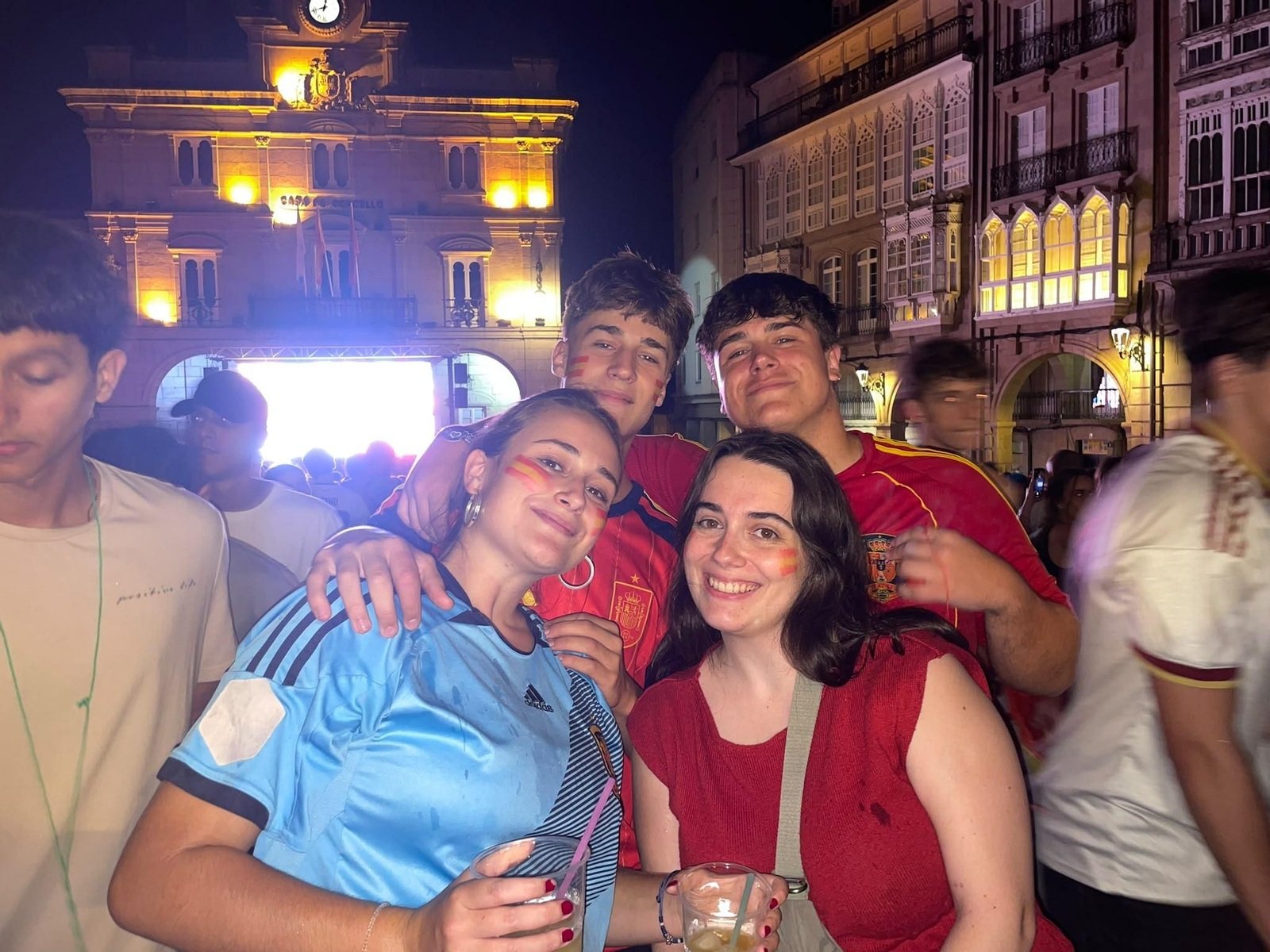 Celebración de la victoria de la selección en la Plaza Mayor de Ourense.