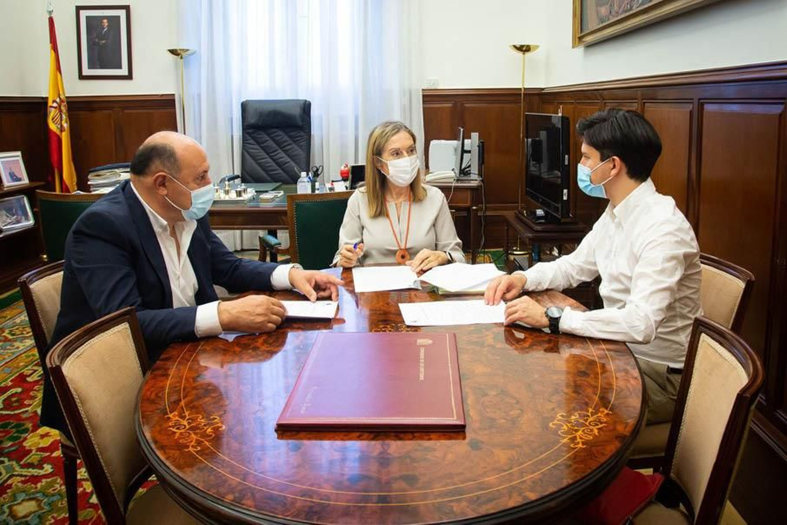 Horacio Gil,  alcalde de Arbo (izquierda), con Ana Pastor y Diego Gago, ayer en Madrid.