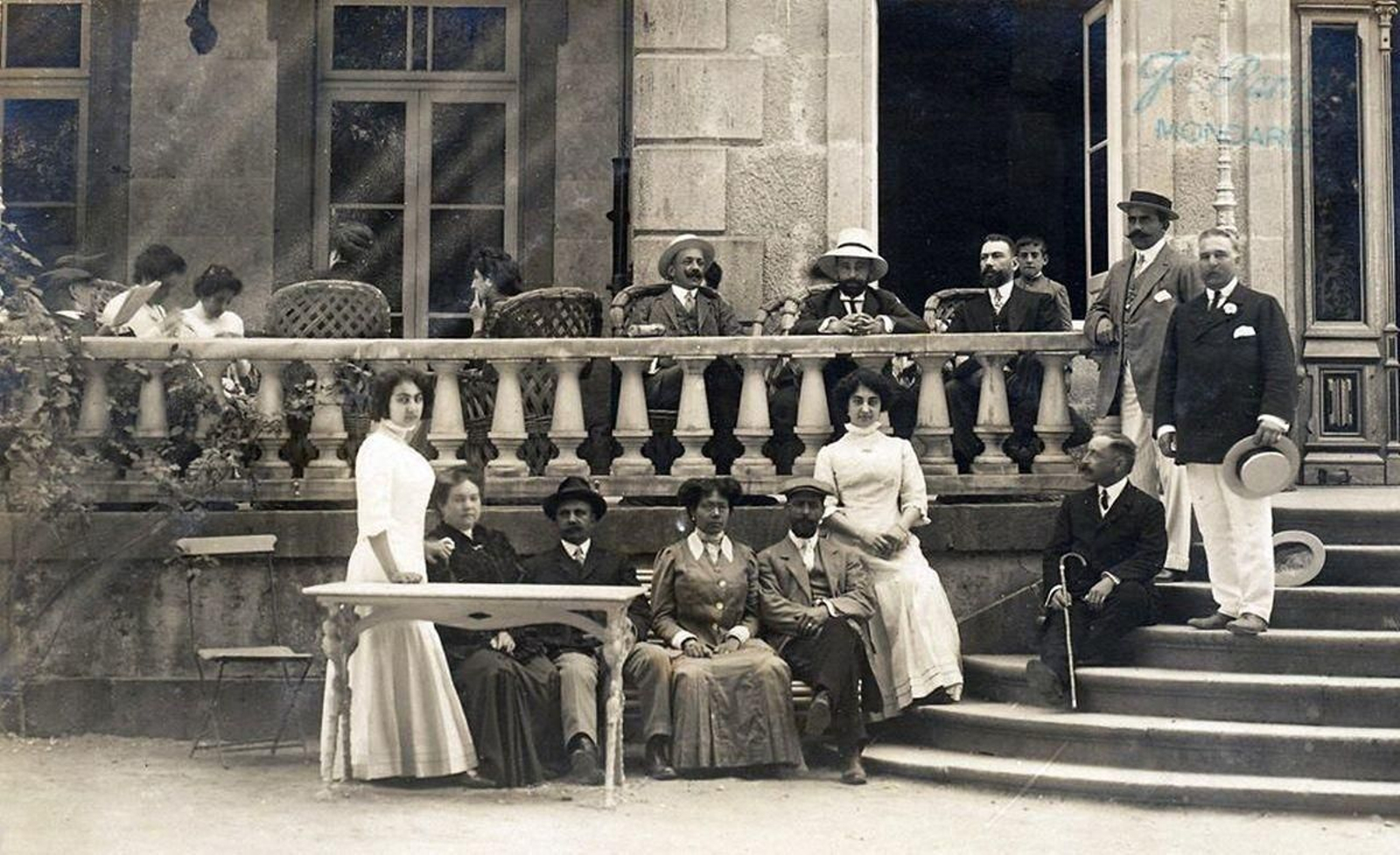Veraneantes en las terrazas del Gran Hotel Balneario, a principios del  Siglo XX.