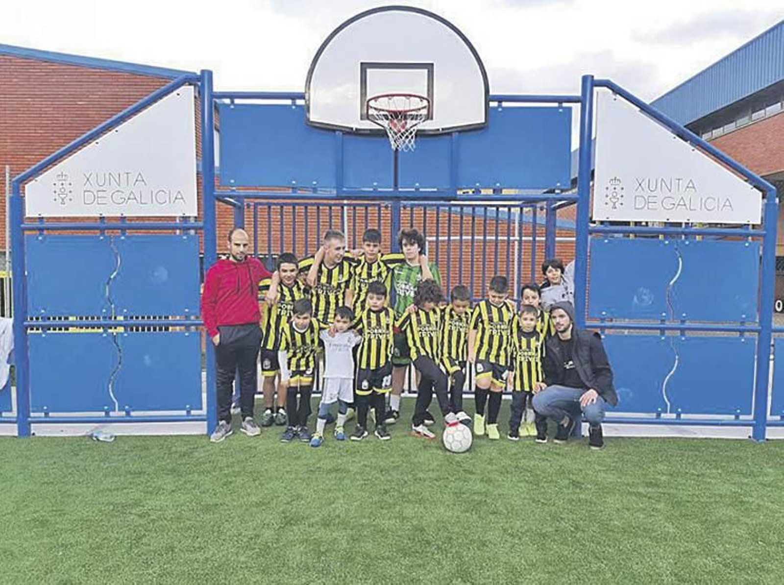 Cantera del Club Deportivo Trives en la pista multideporte.