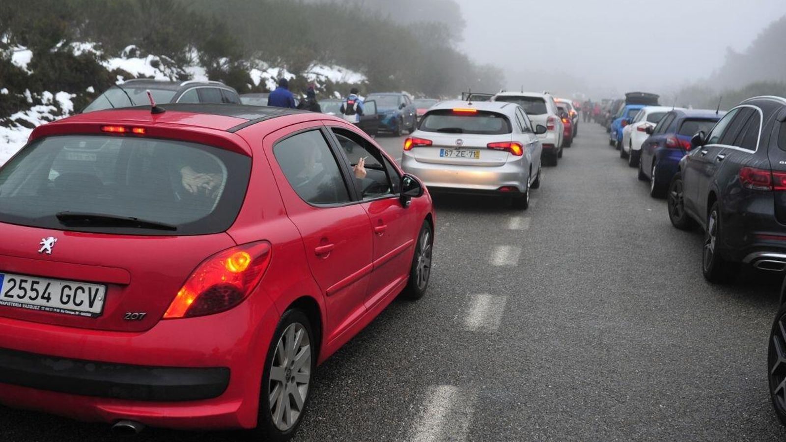 Largas colas de coches en la estación.