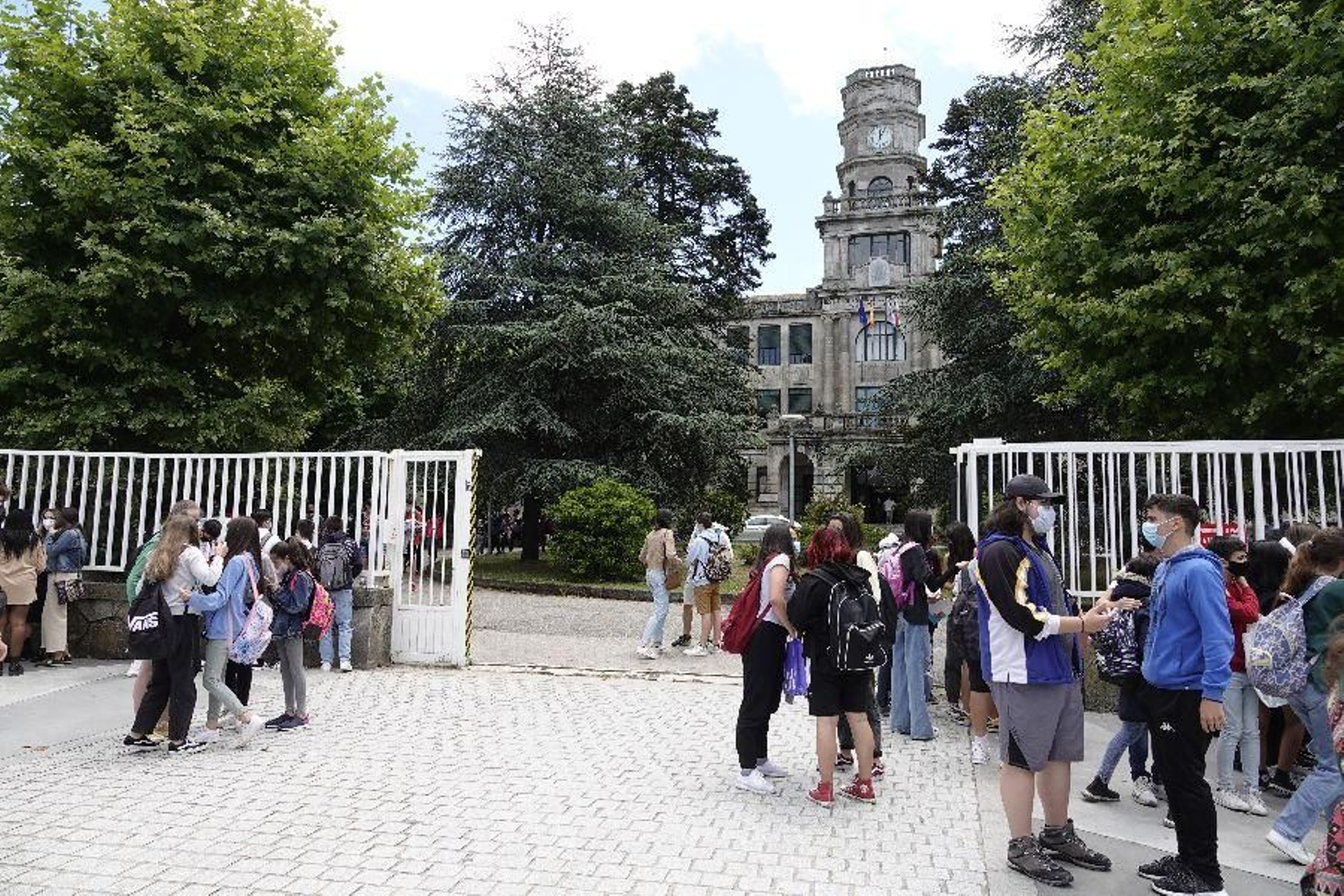 El curso del covid se despide con abrazos. // Vicente Alonso