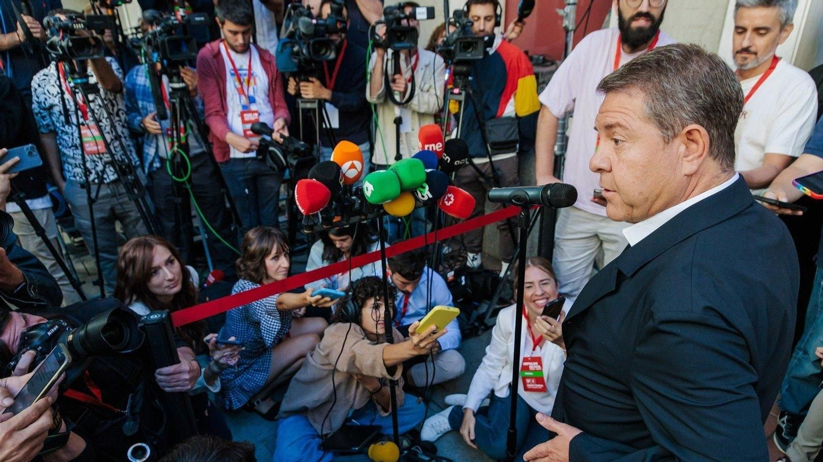 El presidente de Castilla-La Mancha, Emiliano García-Page, atiende a los medios de comunicación a su llegada a la reunión del Comité Federal del PSOE (Foto: EP).