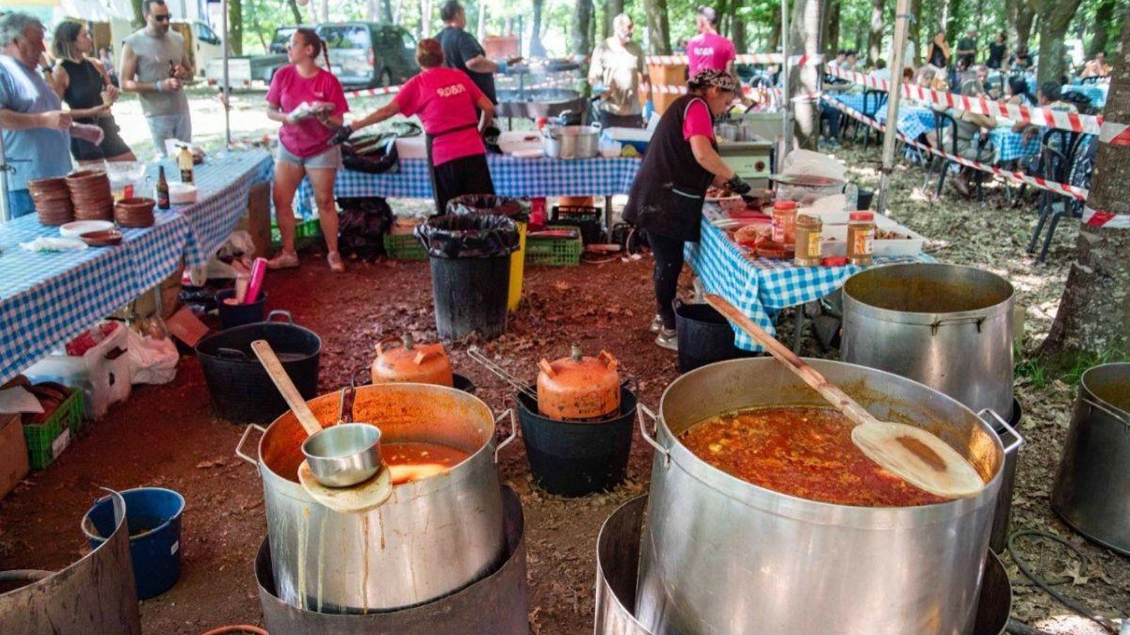 La preparación de los callos, plato estrella en Cabral pese al calor.