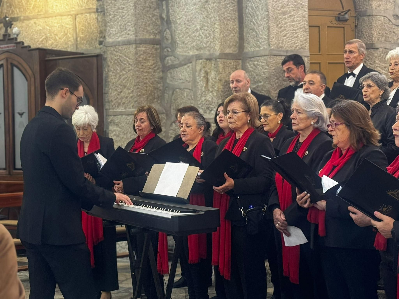 Un coro acompaña la ceremonia por la Virgen del Pilar en Carballiño.