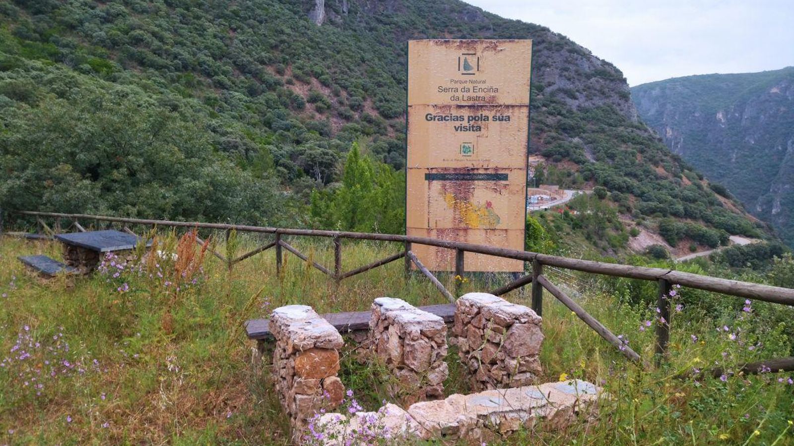 Desaparecen piezas de pizarra de una zona de descanso en el parque de Enciña da Lastra