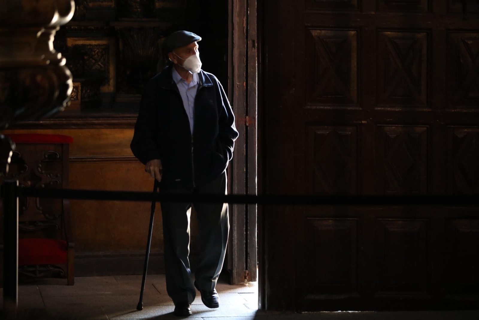 Los fieles regresan a la Catedral // FOTO: JOSÉ PAZ