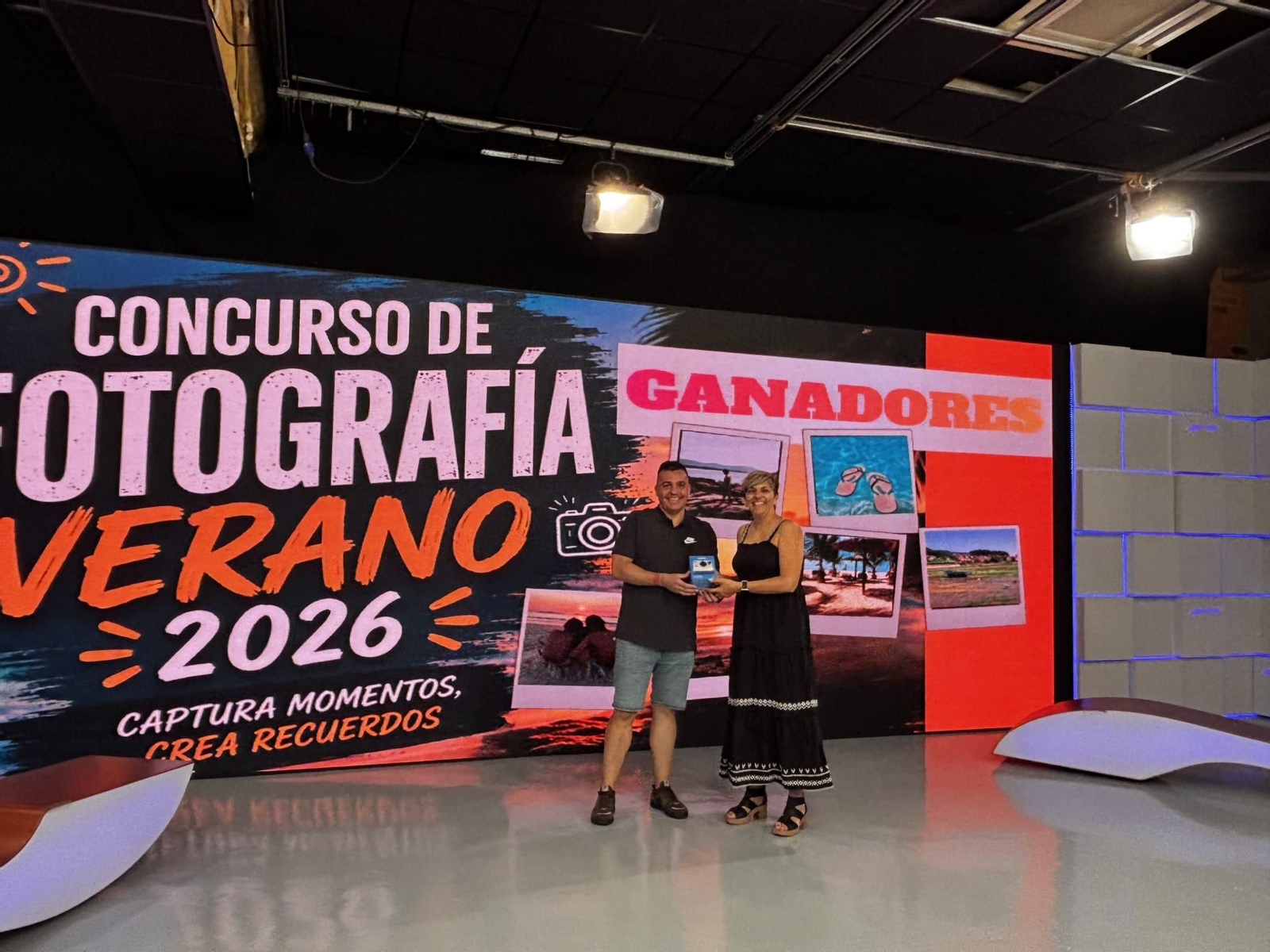 Los ganadores reciben el premio: una cámara de fotos Polaroid