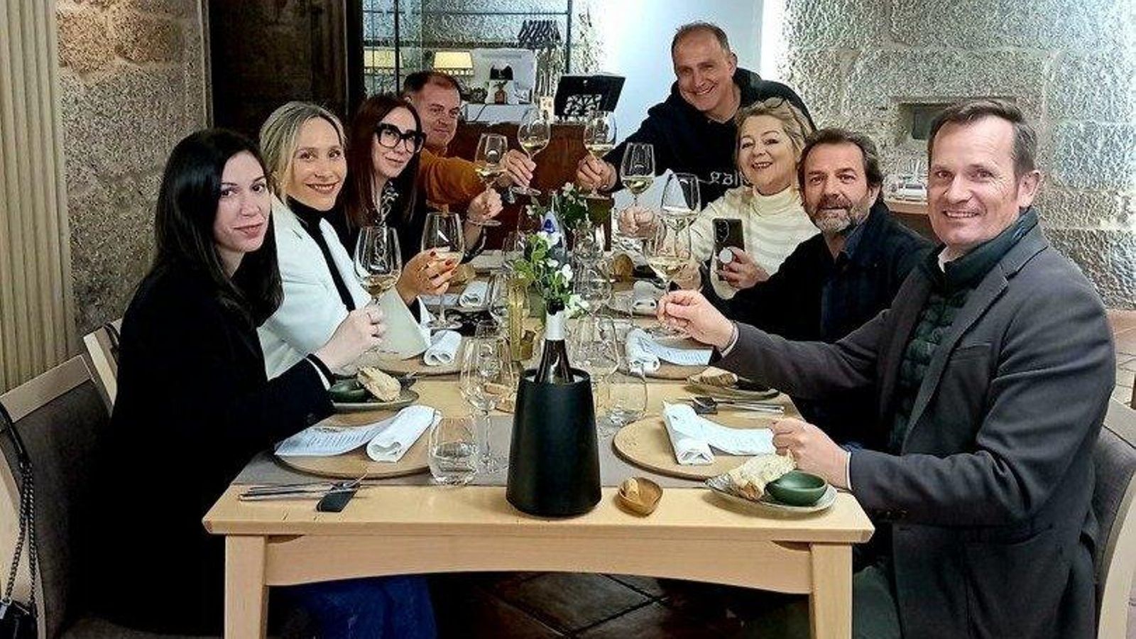 Jonatás Gago, presidente de la DO -a la derecha-, brindando.