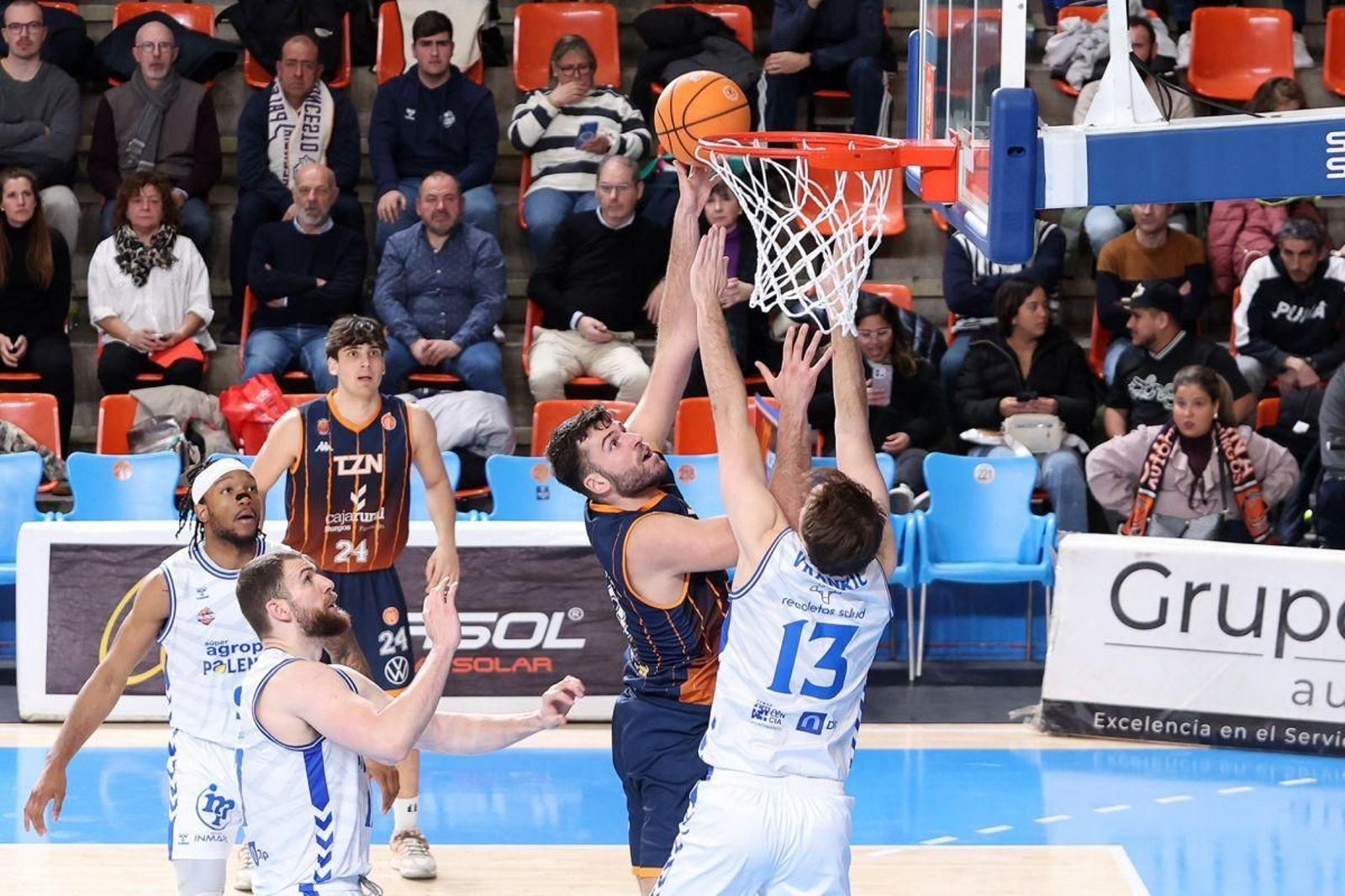 Ramón Vila lanza a canasta ante la oposición de Vrankic.