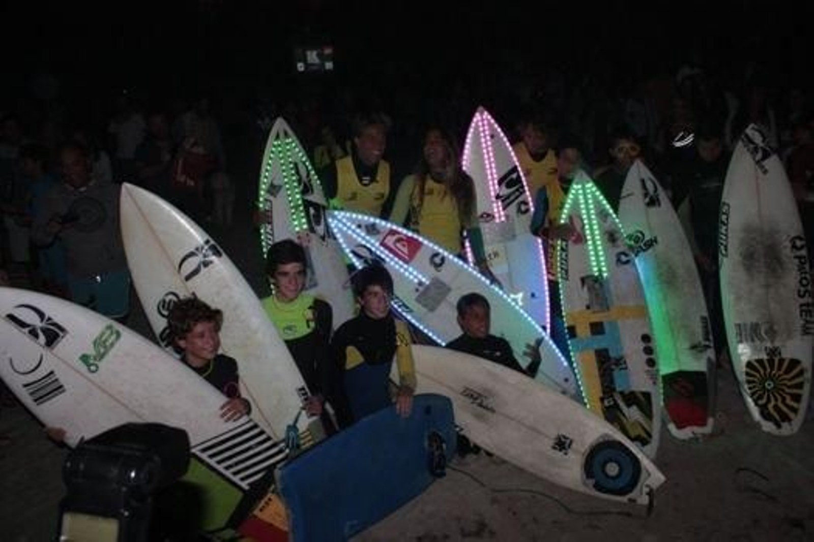 Fotografía de familia a la orilla de la playa de Patos.