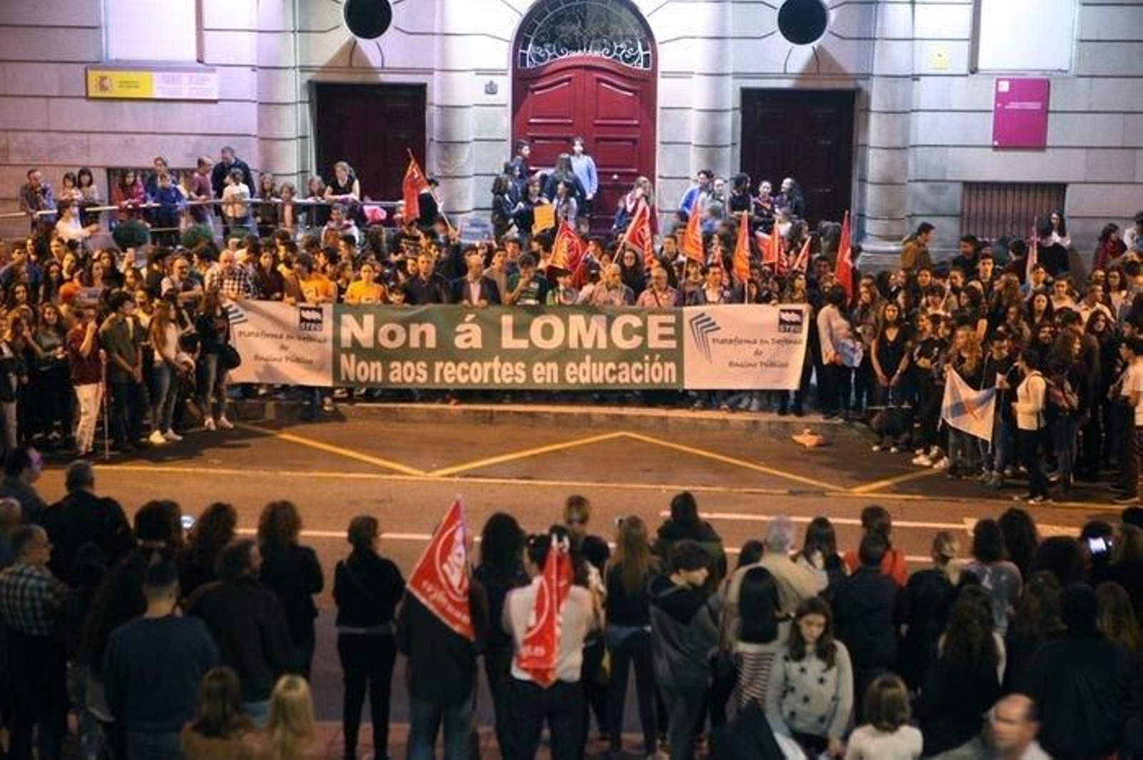 Concentración contra la Lomce, delante de la Subdelegación del Gobierno.