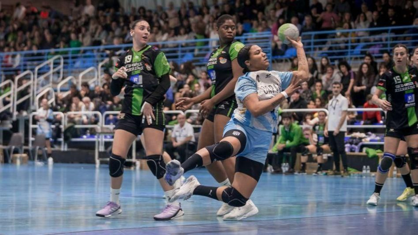 La cubana Lorena Téllez, autora de dos goles ayer, encara la portería contraria en una penetración.