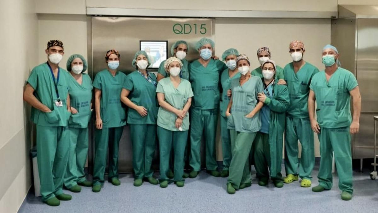 undefinedEl equipo quirúrgico con Prada (primero por la izquierda) y Amate (segundo por la derecha).