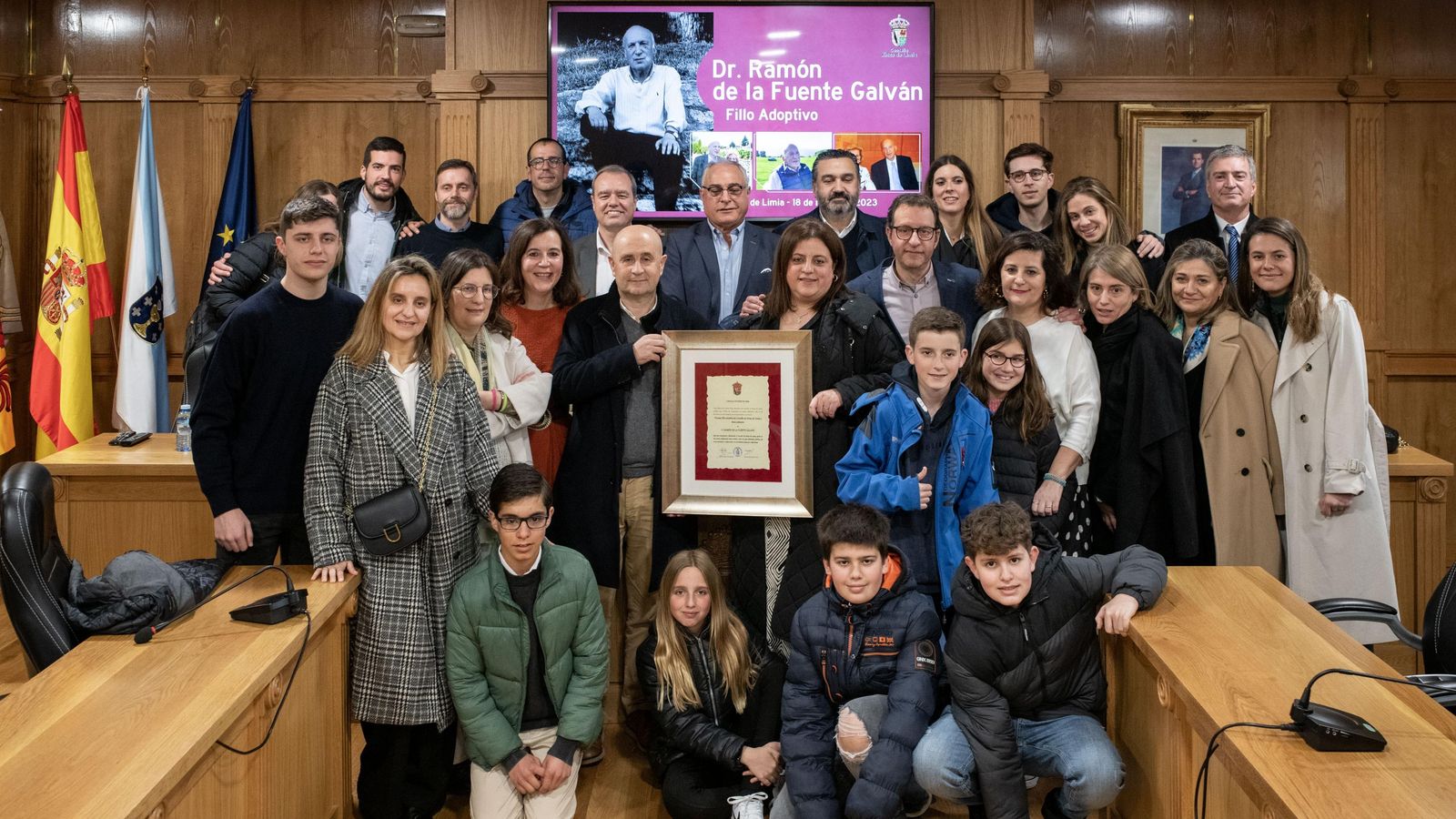 La familia del médico, al completo, en el homenaje. (Óscar Pinal)