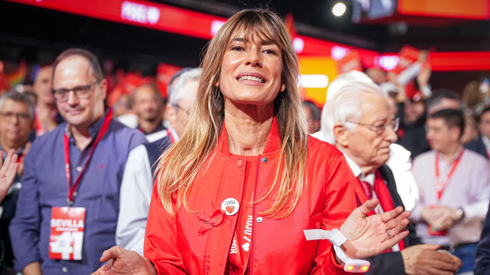 La esposa del presidente del gobierno Begoña Gómez durante la clausura del 41º Congreso Federal del PSOE en el Palacio de Congresos y Exposiciones