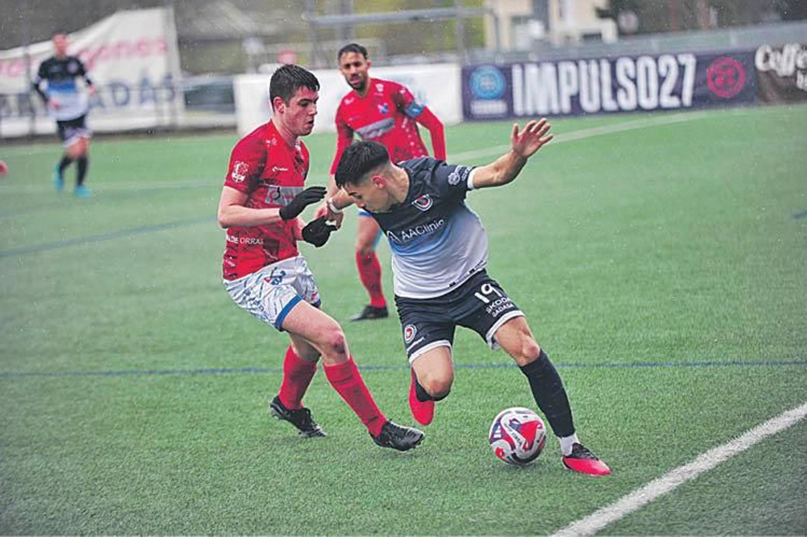 Ariel, jugador del Cented, trata de escaparse pegado a la banda.