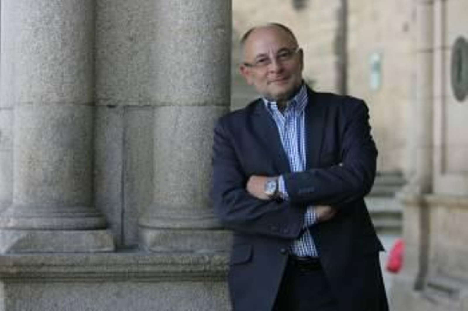 En los soportales de la Casa Consistorial, la pasada semana, en una sesión fotográfica para su última entrevista por ahora, en La Región. (Foto: X. FARIÑAS)