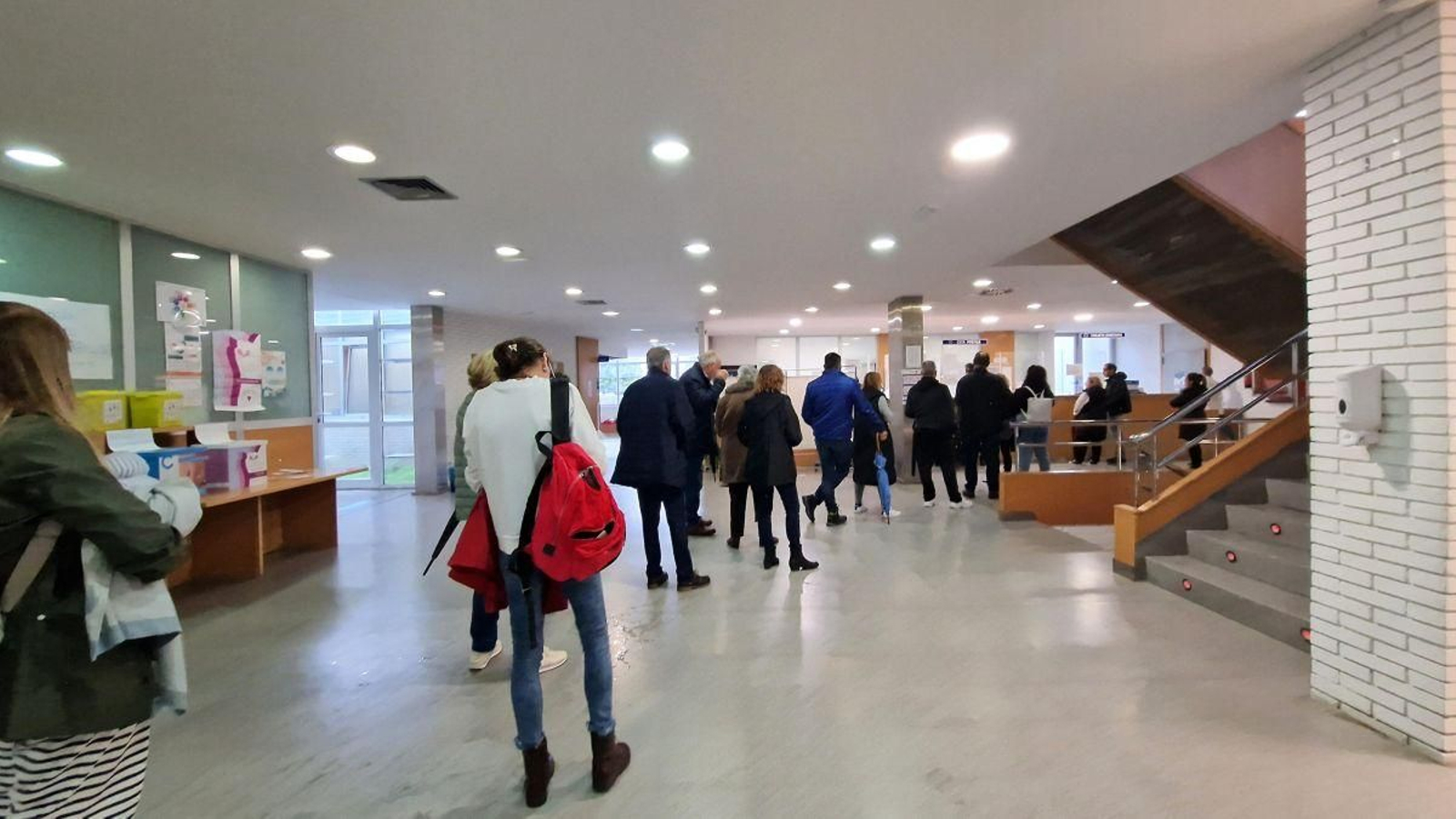 Largas colas ayer por la mañana en el centro de salud de Coia, uno de los más afectados por las agresiones.