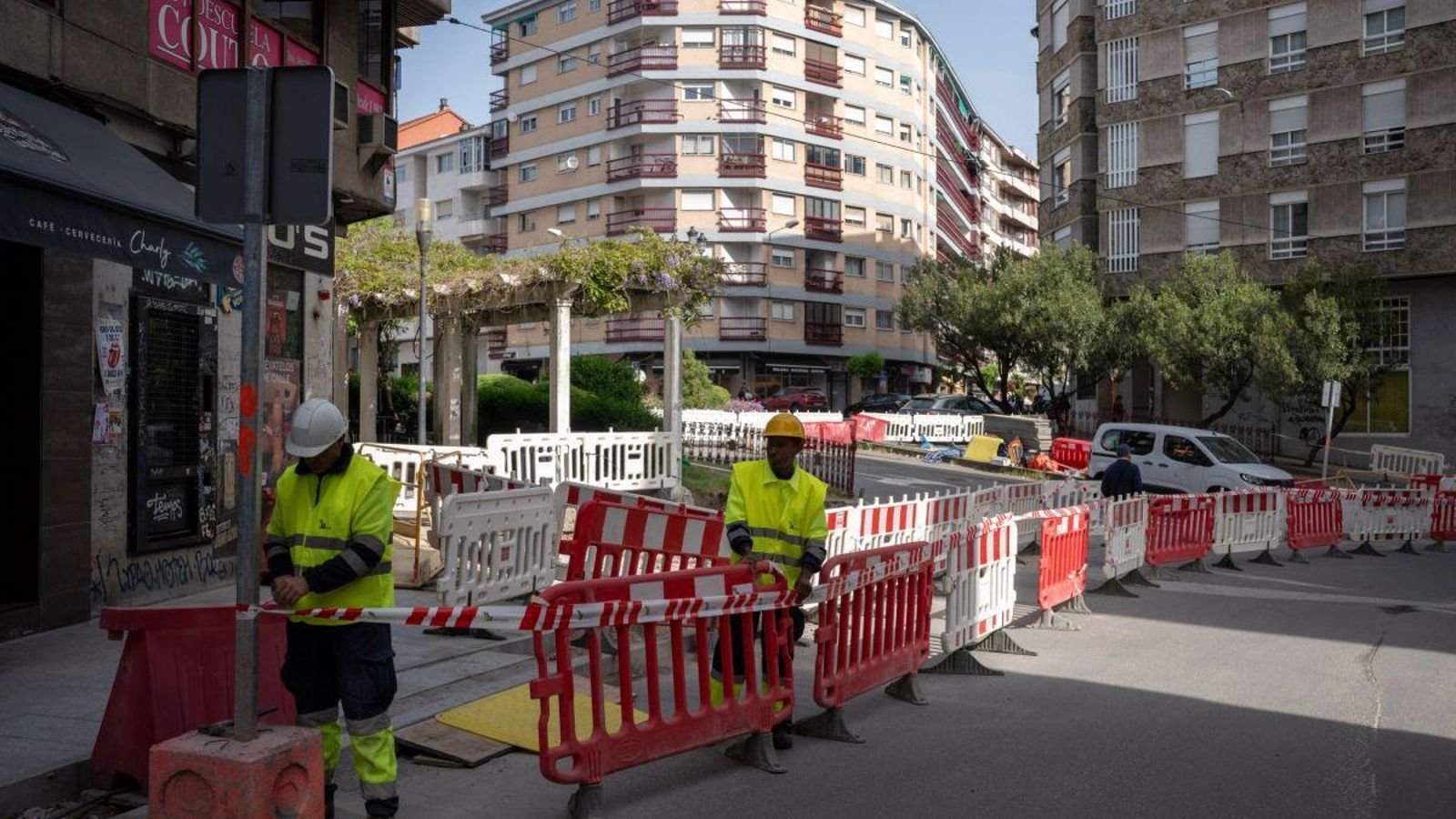 Operarios precintan y vallan la plaza de O Couto