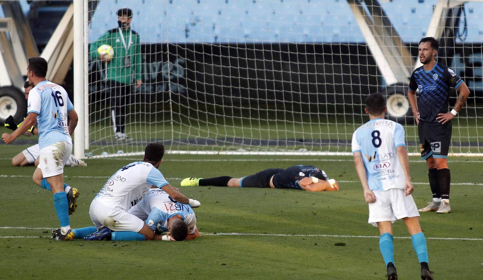 Las dos caras de la moneda tras el partido: la emoción del ascenso y la tristeza de la derrota.