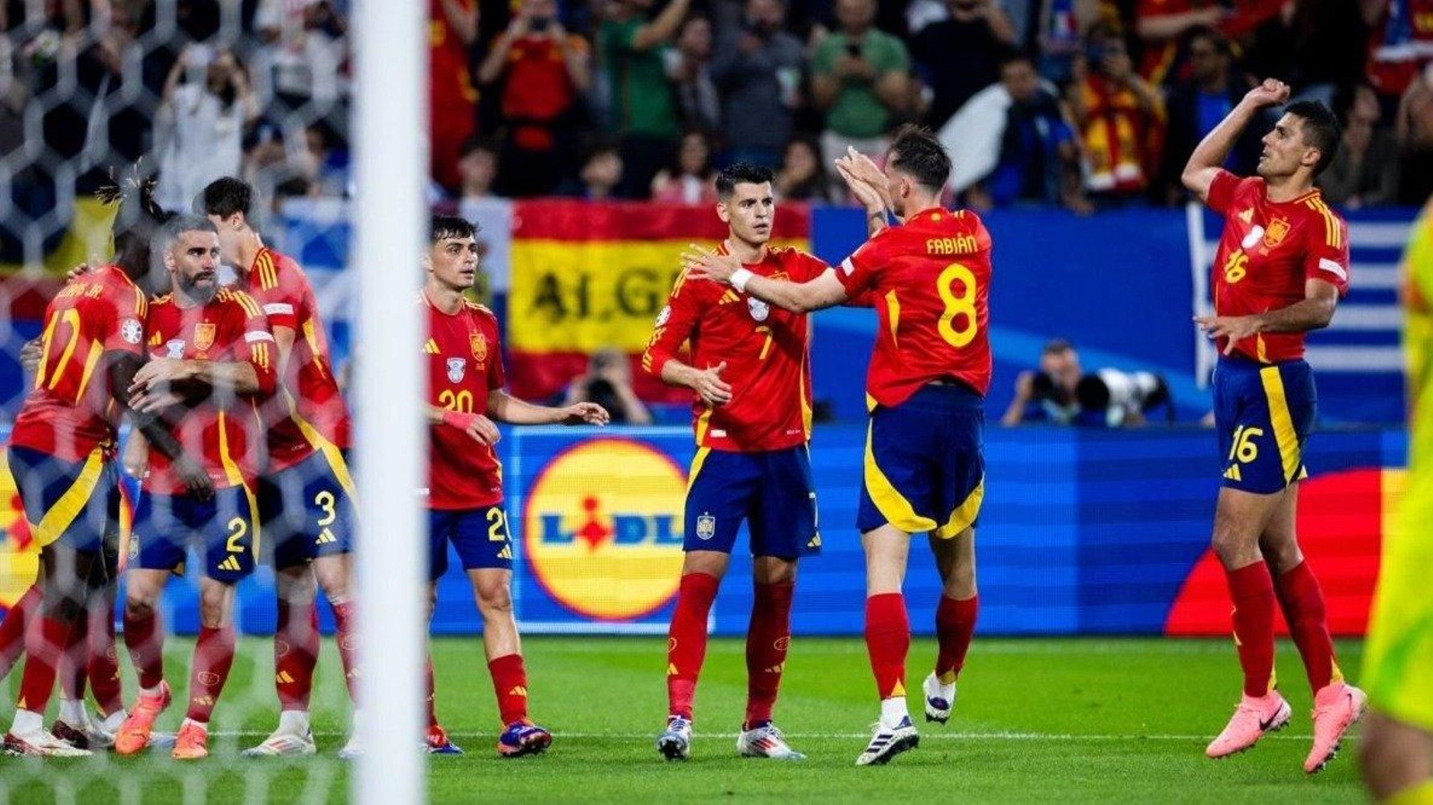 Los jugadores de España celebran el gol ante Italia, en propia puerta tras un centro de Nico, el mejor del partido.