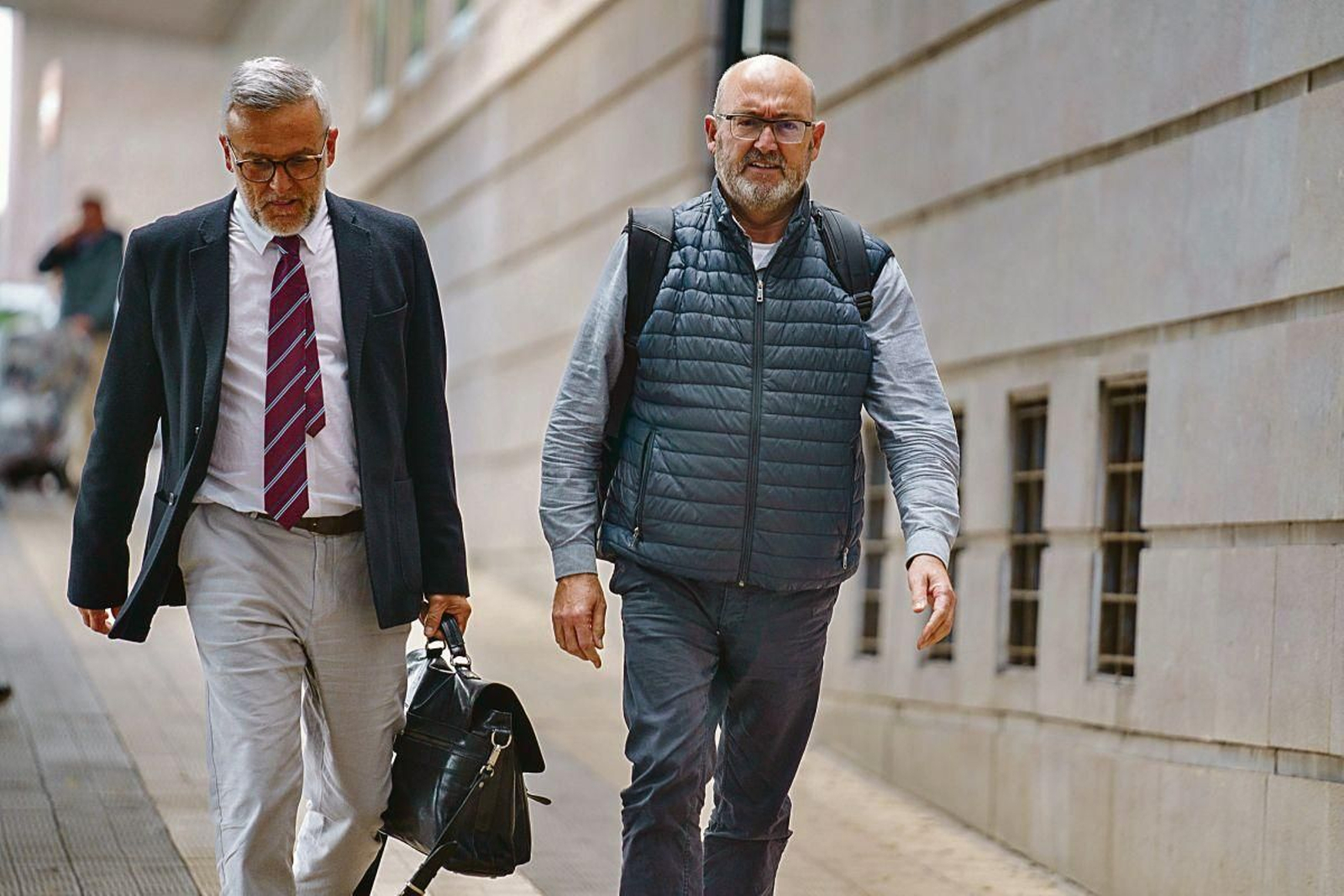 Juan Bernardo Fuentes (derecha) junto a su abogado Raúl Miranda.