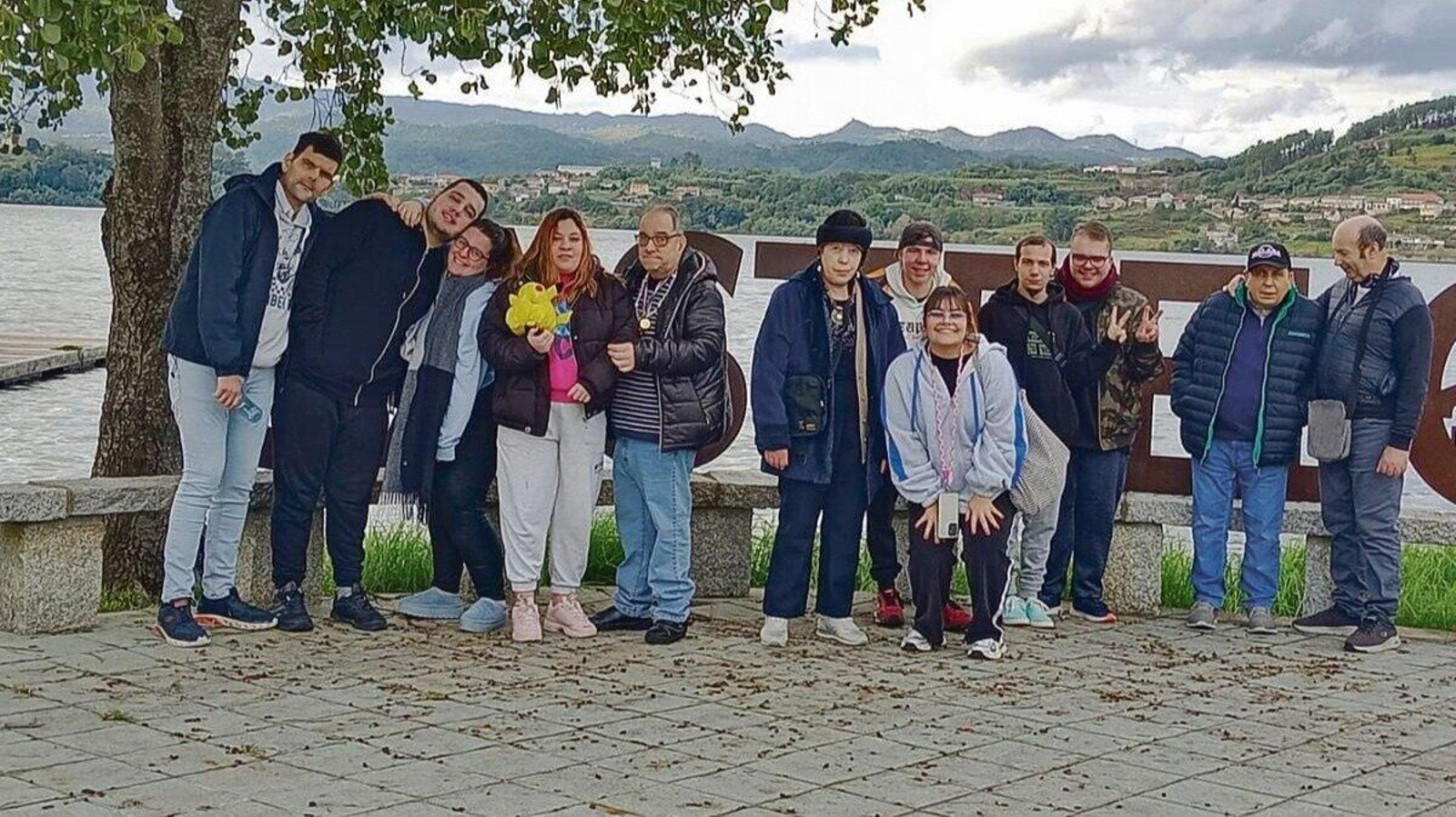 Un grupo de usuarios con sus monitores durante una excursión por O Ribeiro.