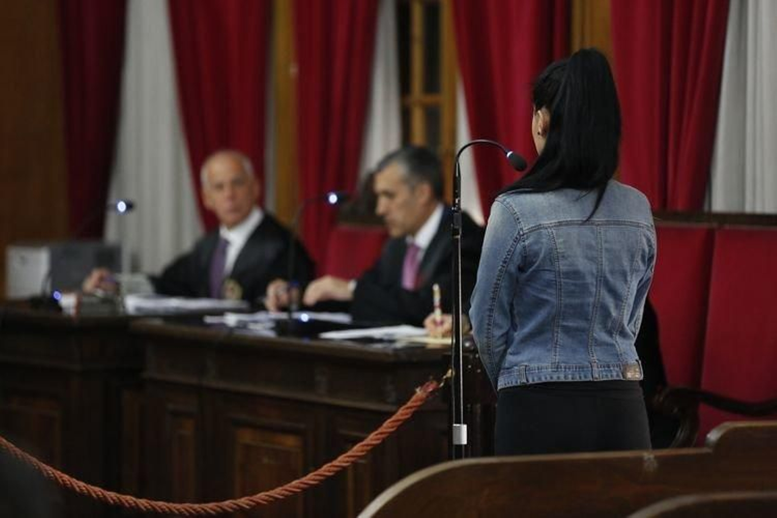 Imagen del juicio a Olalla S.R., el pasado jueves en la audiencia provincial. (XESÚS FARIÑAS)
