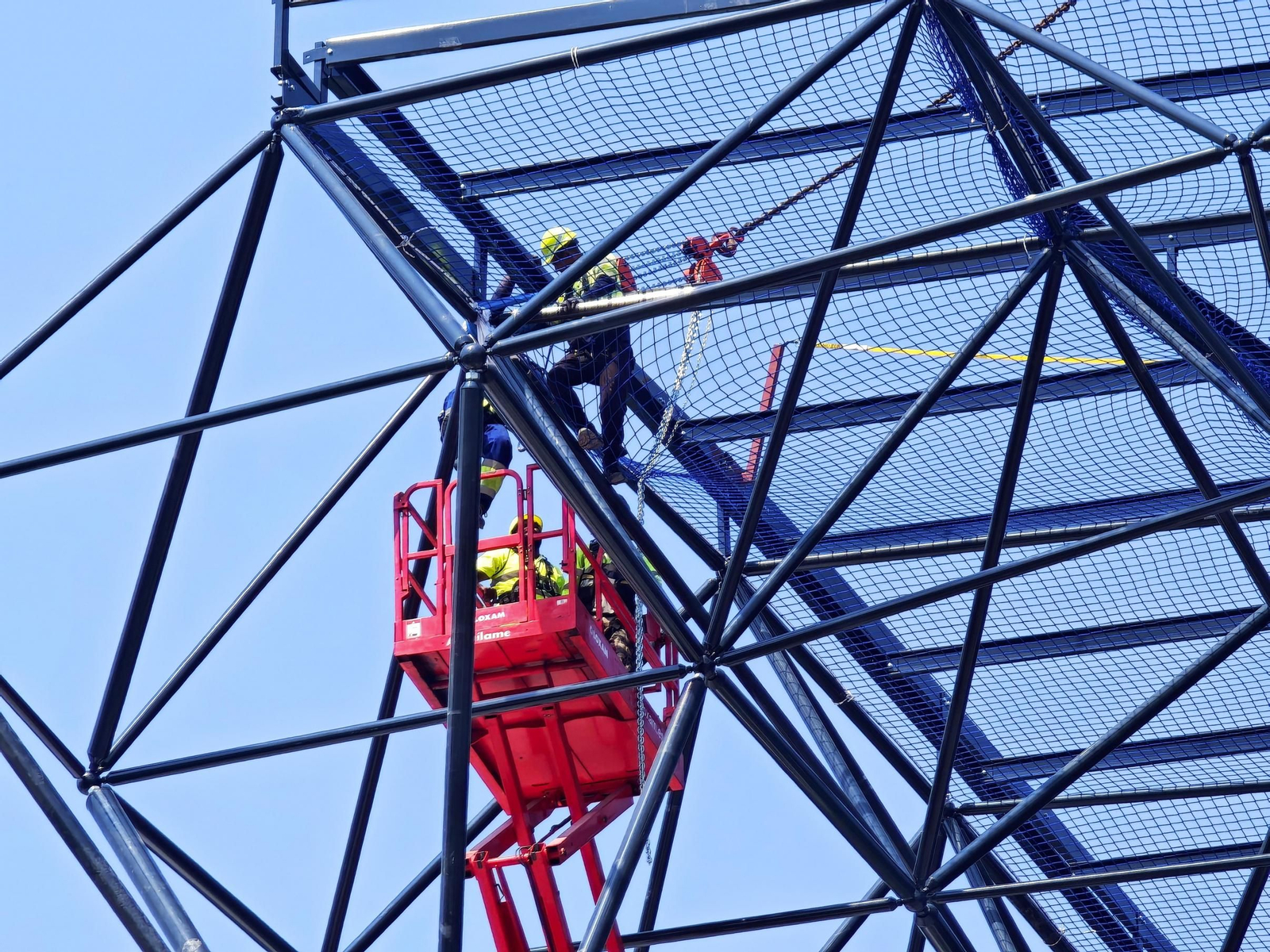 Obreros trabajando en la colocación de la malla de Gol, en Balaídos.
