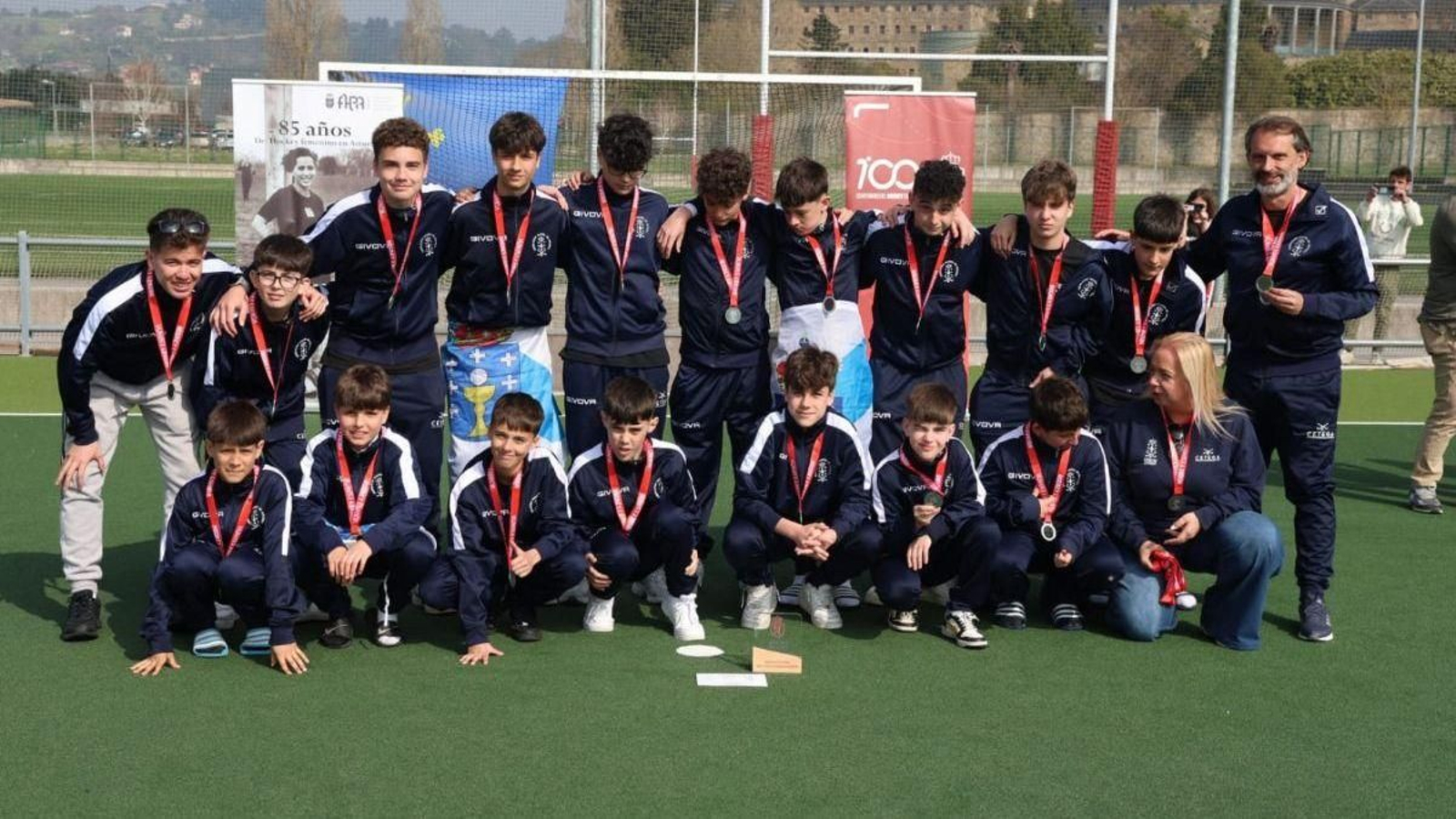 Los jugadores y el equipo técnico del combinado gallego sub-14 masculino que conquistó la plata nacional.