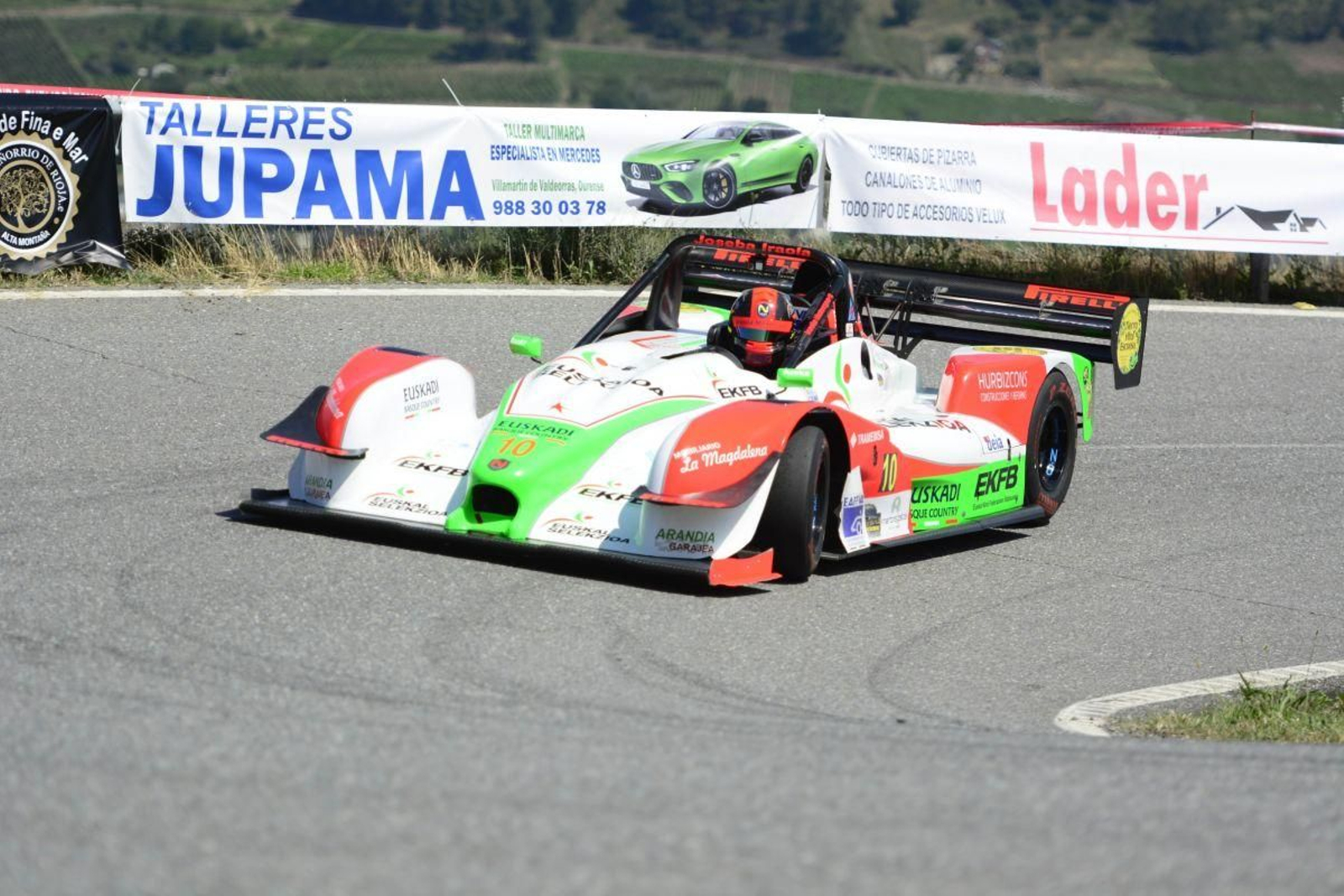El piloto de la Escudería Jaizkibel Joseba Iraola, durante una de las subidas de la prueba. (FOTO: RFEDA).