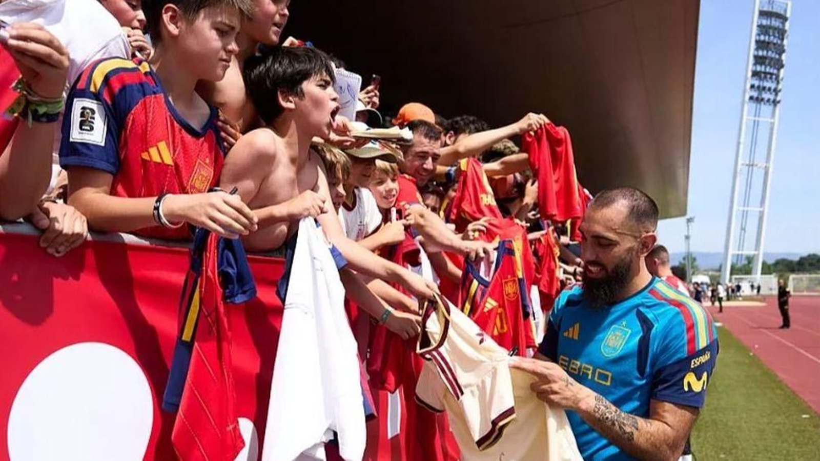 El céltico Borja Iglesias firma autógrafos en el entrenamiento de ayer en la Ciudad del Fútbol de Las Rozas.