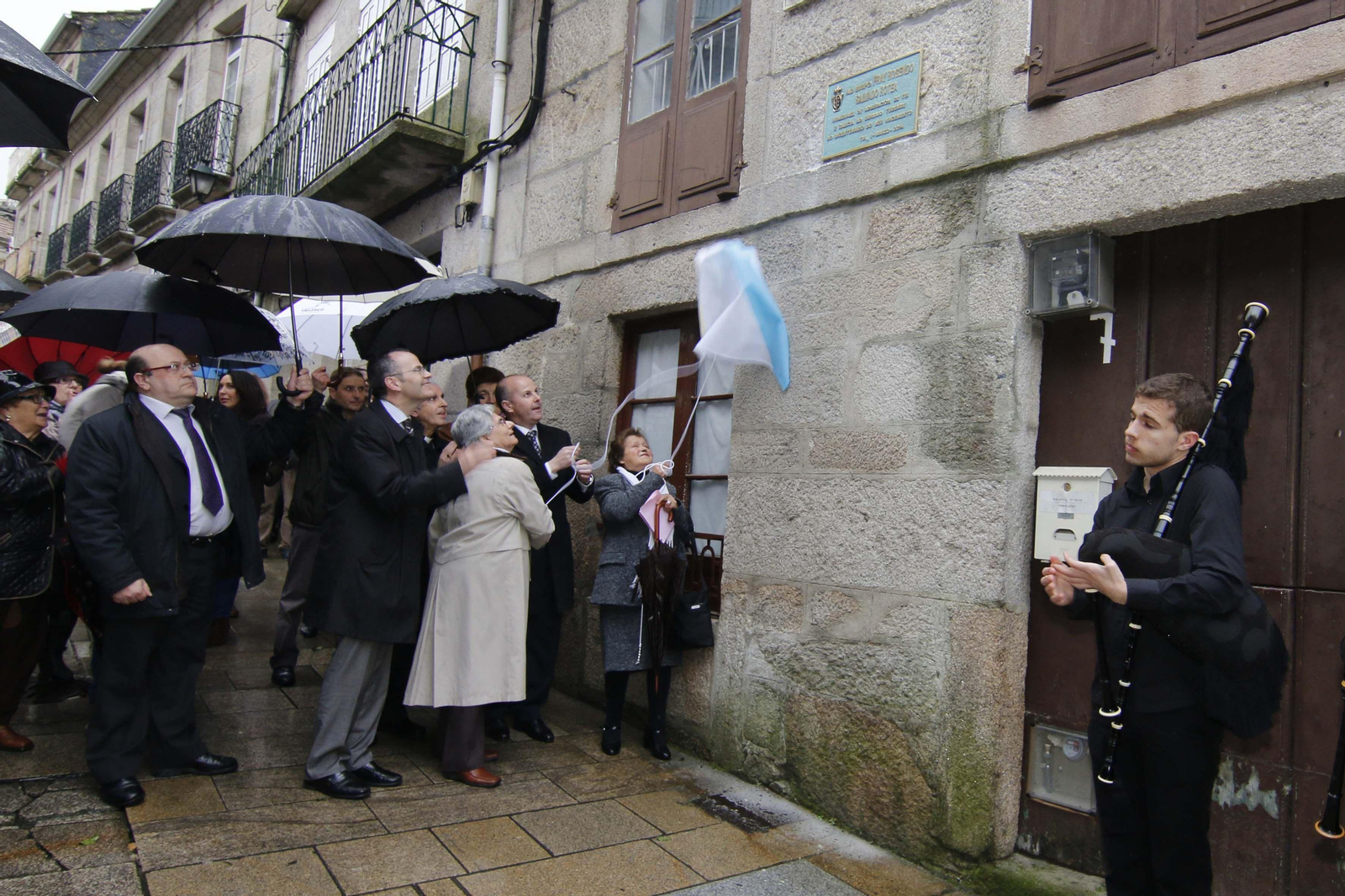 Los actos oficiales celebrados en Tui, con la inauguración de una placa y una exposición