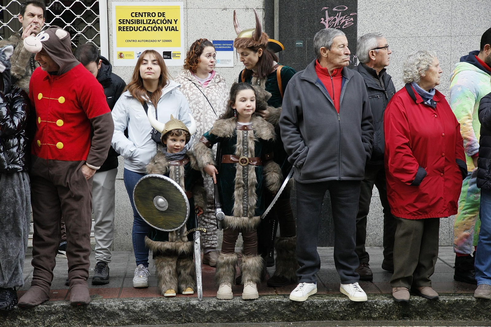 Galería | Música, color y tradición con las llegada de los Cigarróns a Verín durante el Domingo de Corredoiro