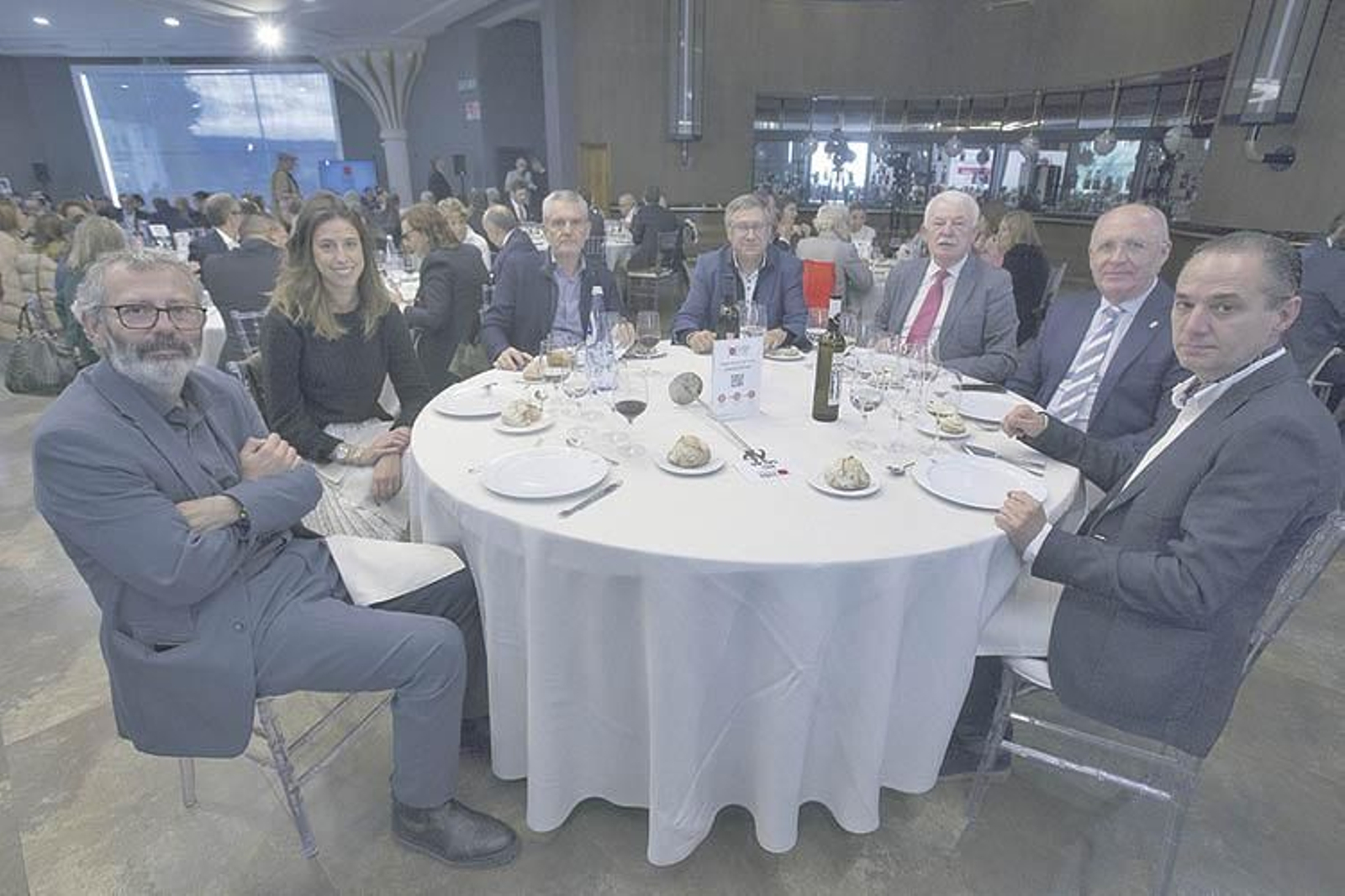 Fernando Blanco y María Galende, de Ferro Abogados; Javier Bobe, director del Área de Medio Ambiente de la Deputación de Ourense; Mario Rodríguez, alcalde del Concello de Esgos; José Manuel Rubín, periodista; Juan Manuel Jiménez, portavoz del PP de Verín, y Juan Manuel Casares, presidente del Consello Regulador de la D. O. Ribeiro.