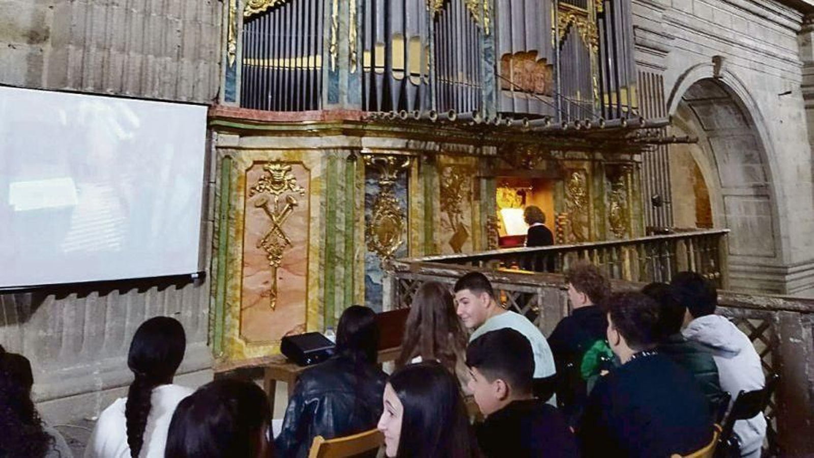 Estudiantes asistentes a un concierto de una edición anterior, en el Monasterio.