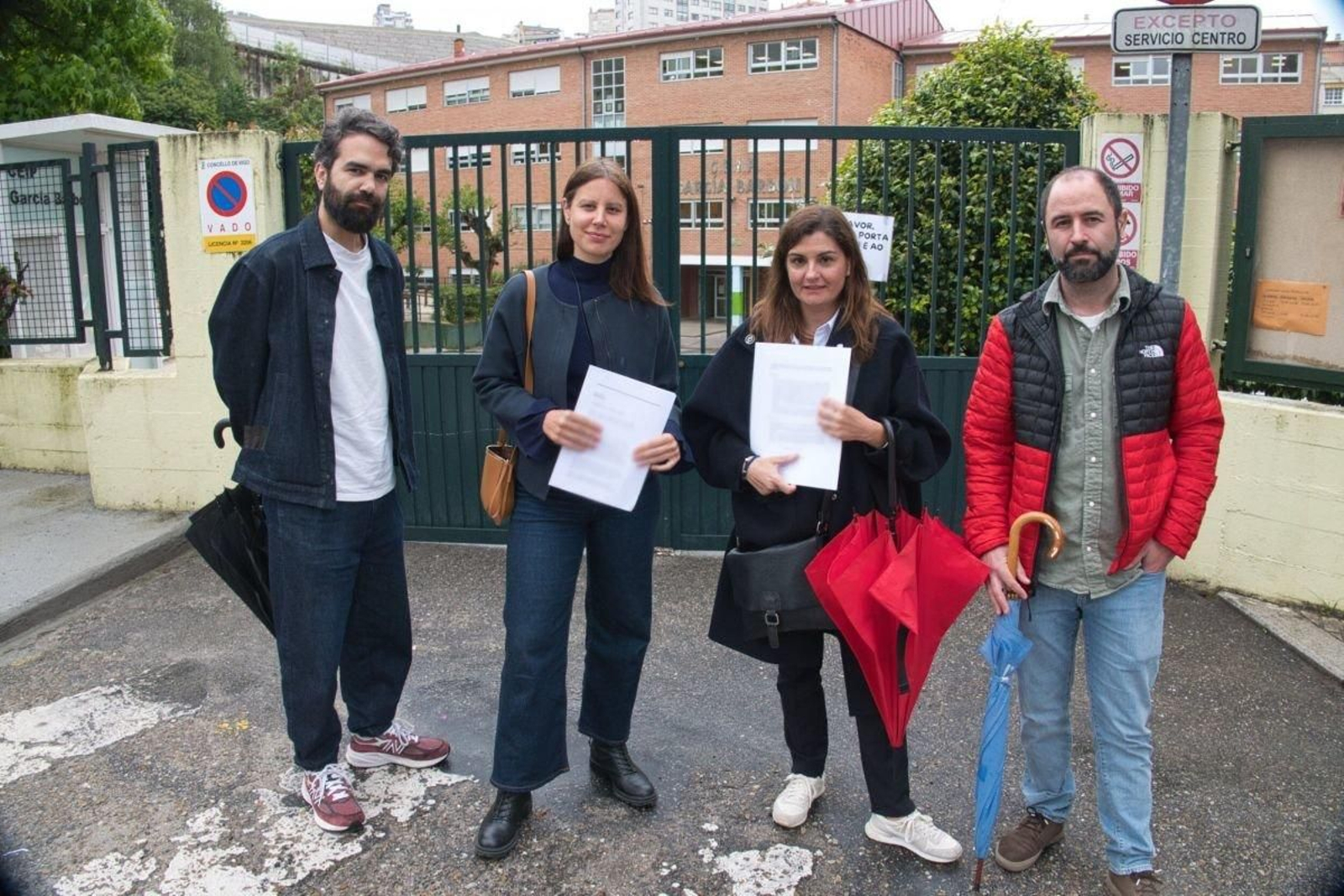 Imagen de algunas de las familias afectadas frente al CEIP García Barbón.