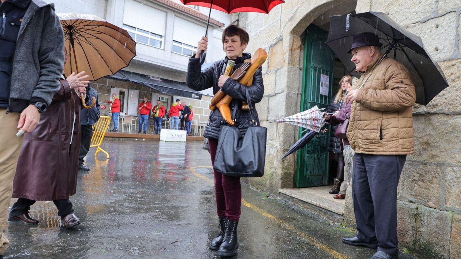 Las precipitaciones afectaron más de lo previsto, pero los fieles a San Amaro salieron a pedirle solución a sus dolencias. Con el paraguas en una mano y los exvotos en otra. El mínimo de vueltas son tres para cumplir con la tradición, pero muchos solo dieron una. La lluvia no ayudaba.