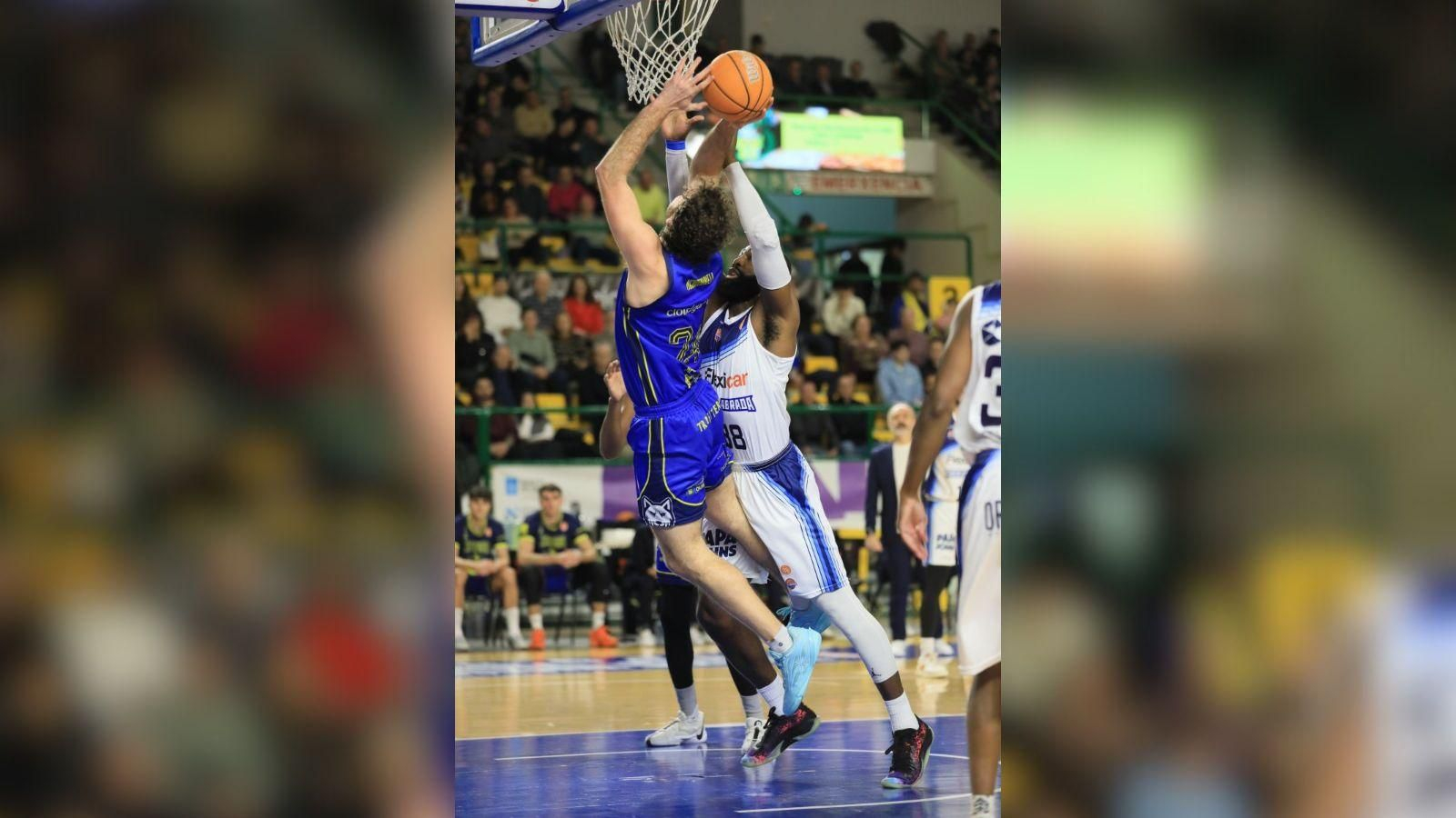 Sean McDonnell trata de lanzar ante Jonathan Kasibabu.