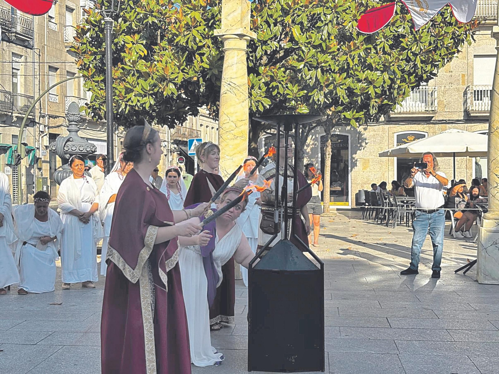 Las vestales encienden el fuego sagrado en Xinzo de Limia.