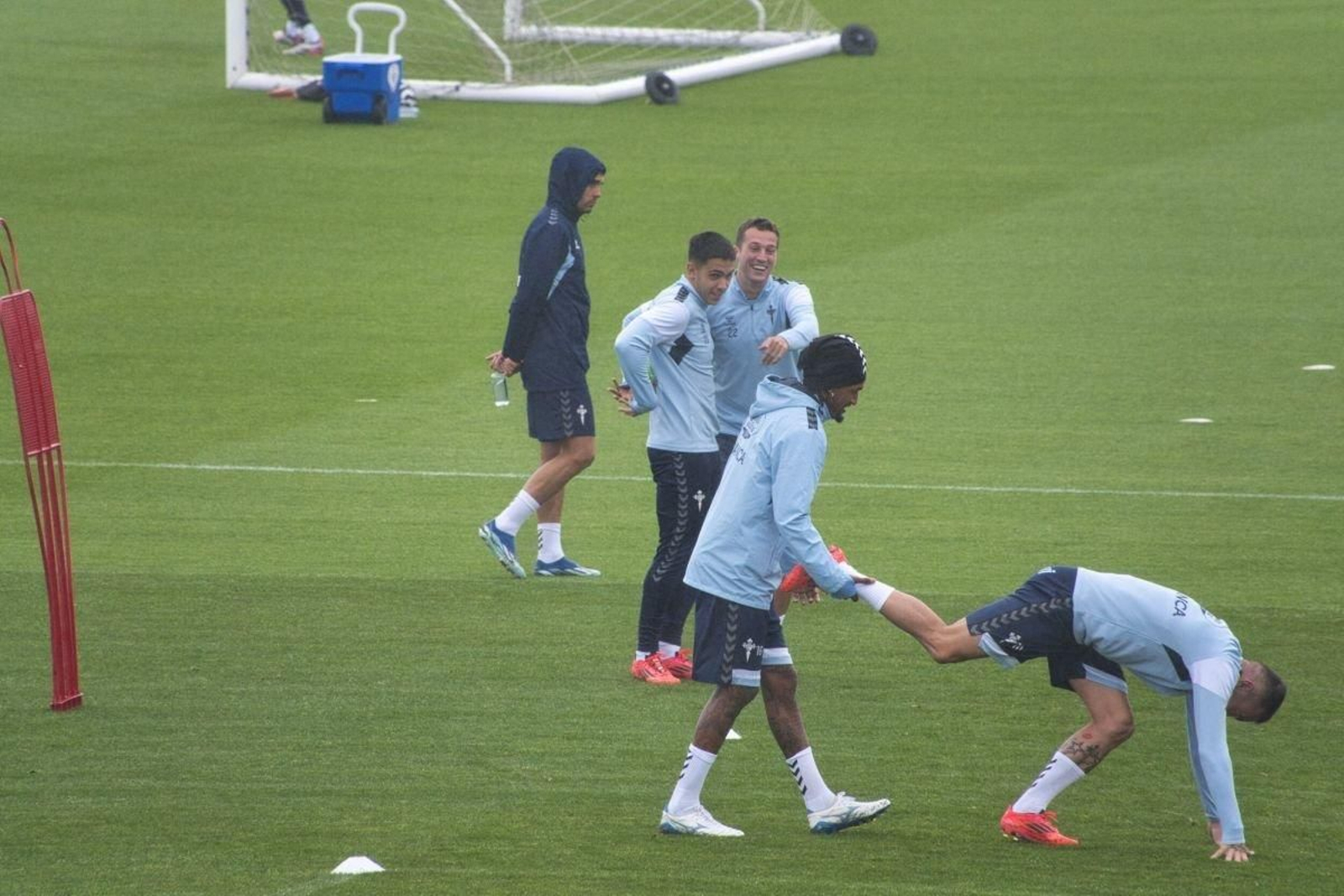 Sotelo y Manquillo observan a Jailson y Aspas durante un ejercicio ayer en Mos.